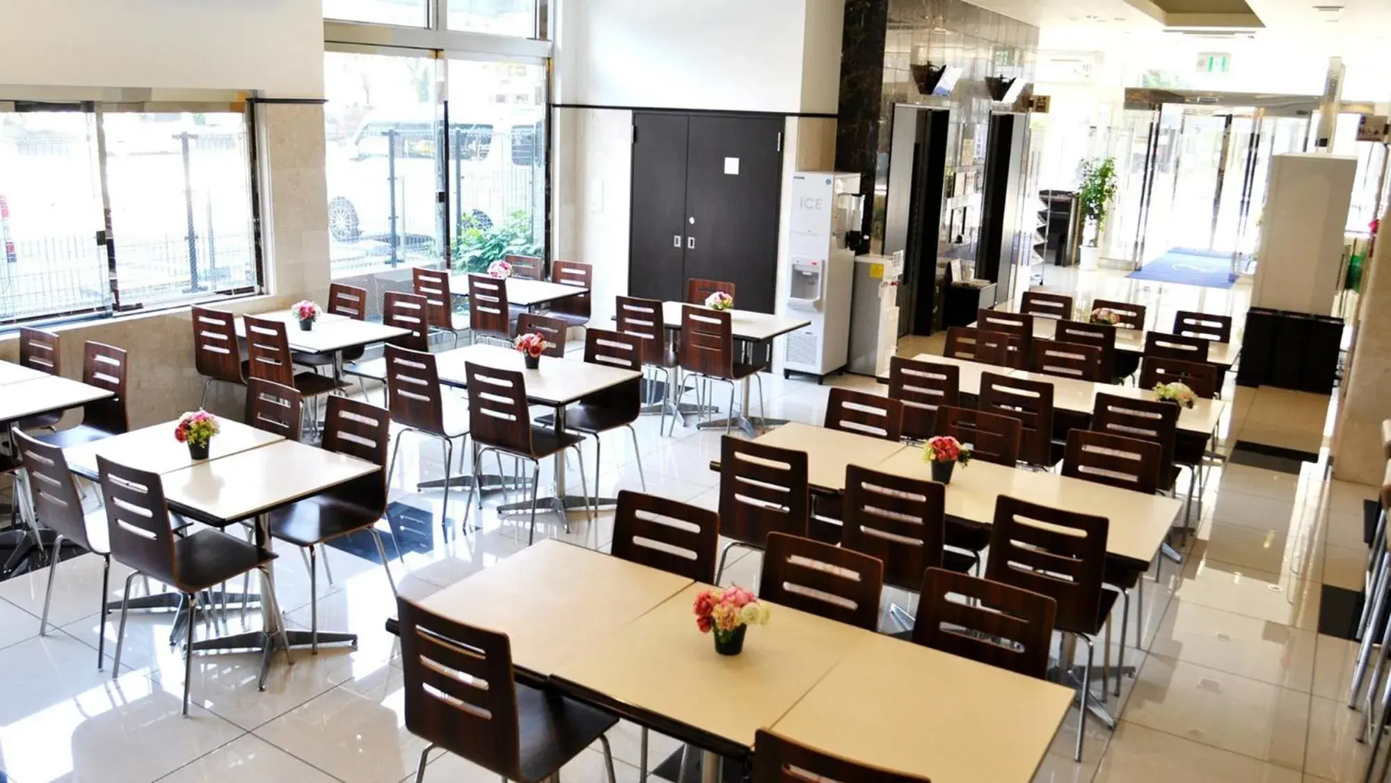 Lobby or reception, Restaurant/Places to Eat in Toyoko Inn Osaka Nippombashi Bunraku Gekijo Mae