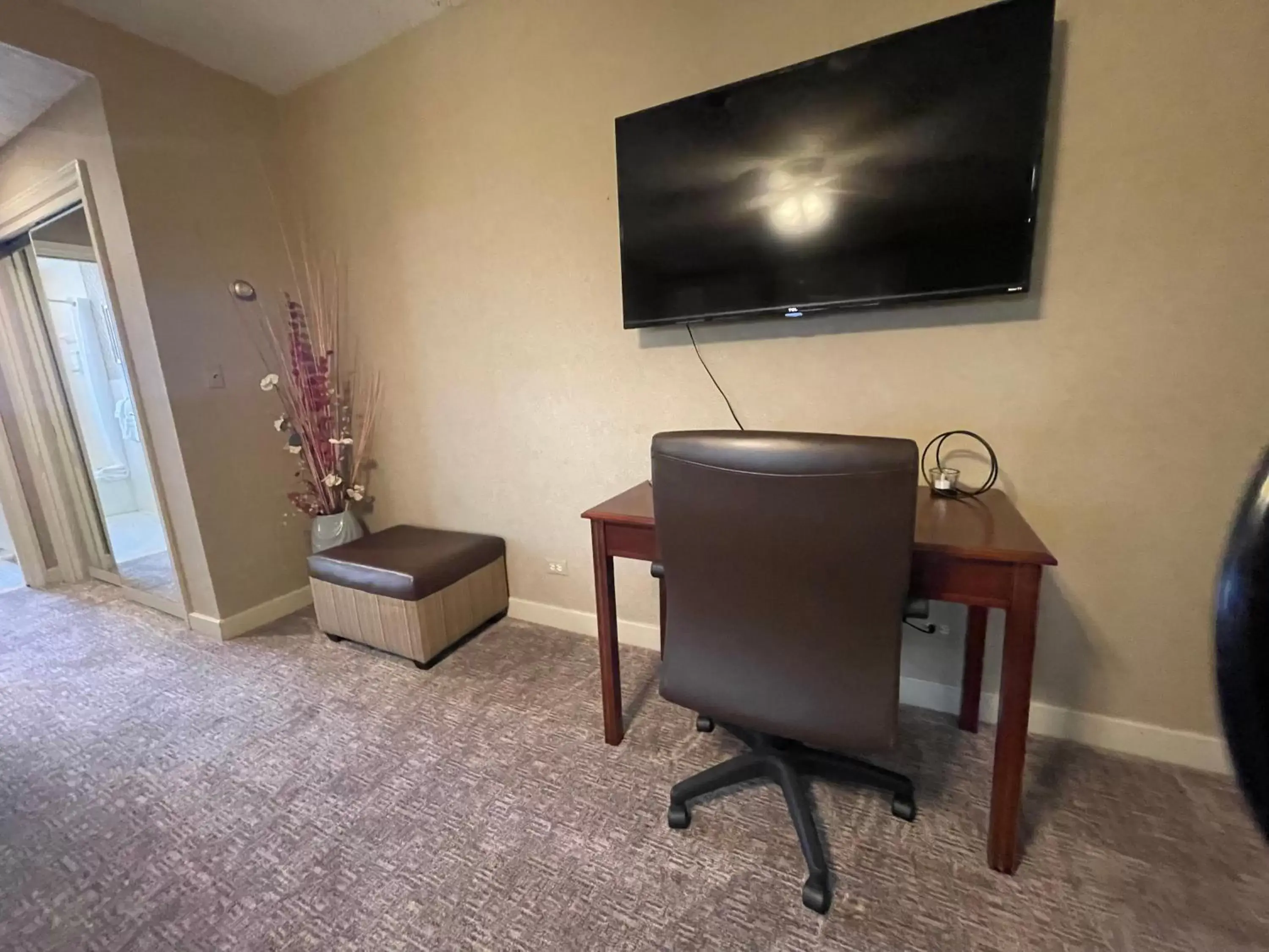 TV/Entertainment Center in Hotel Phillips