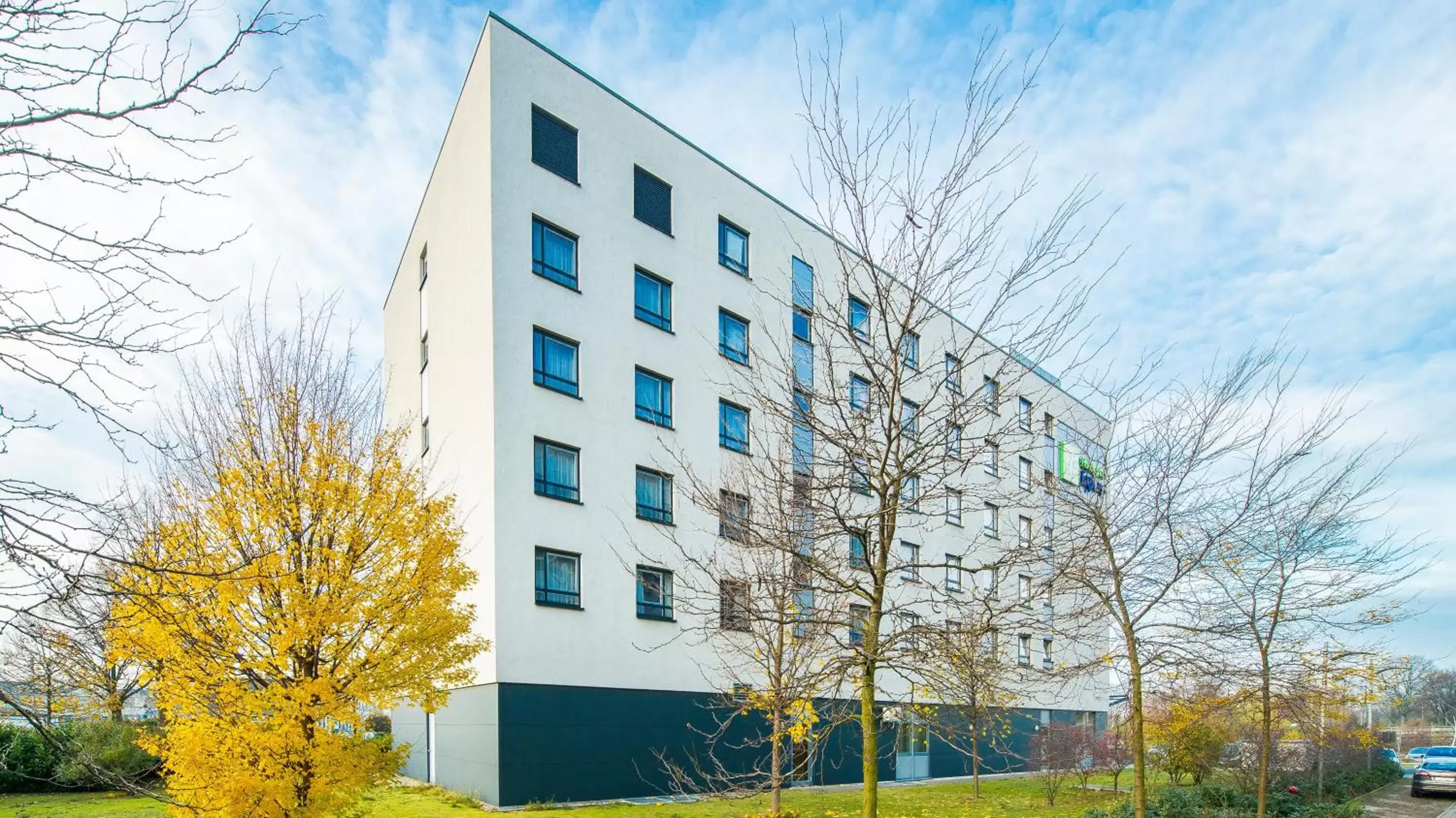 Property Building in Holiday Inn Express Duesseldorf City Nord, an IHG Hotel