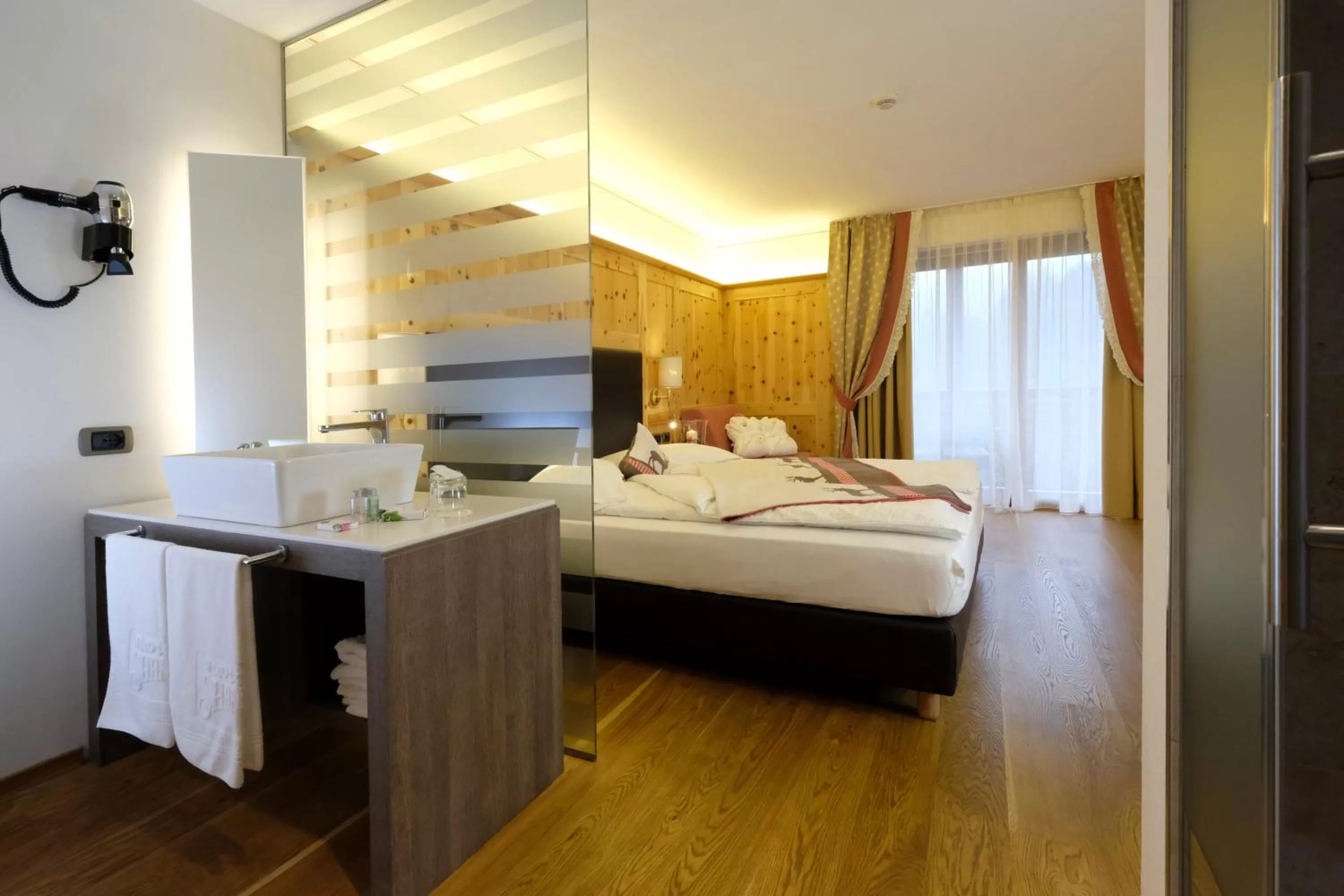 Photo of the whole room in Hotel Shandranj