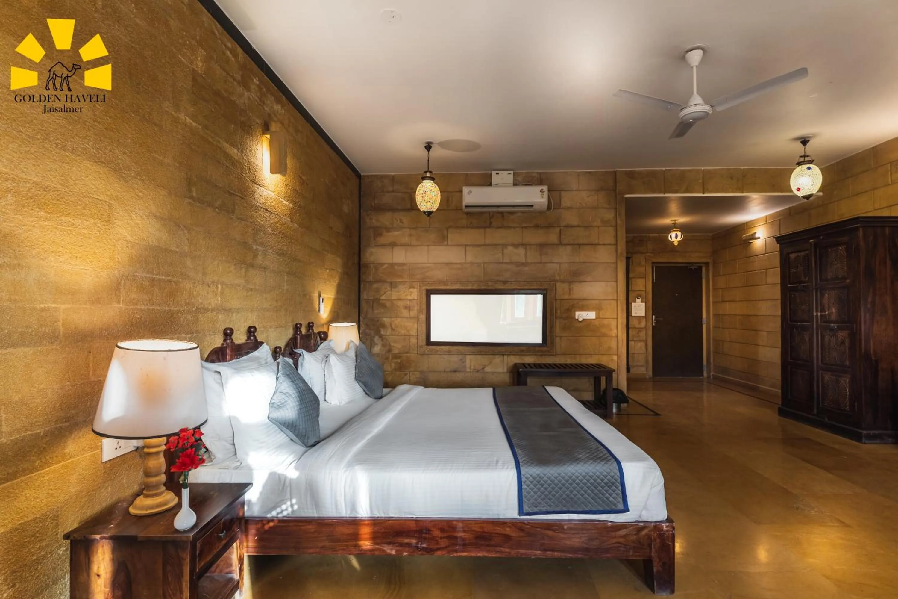 Bed in Hotel Golden Haveli