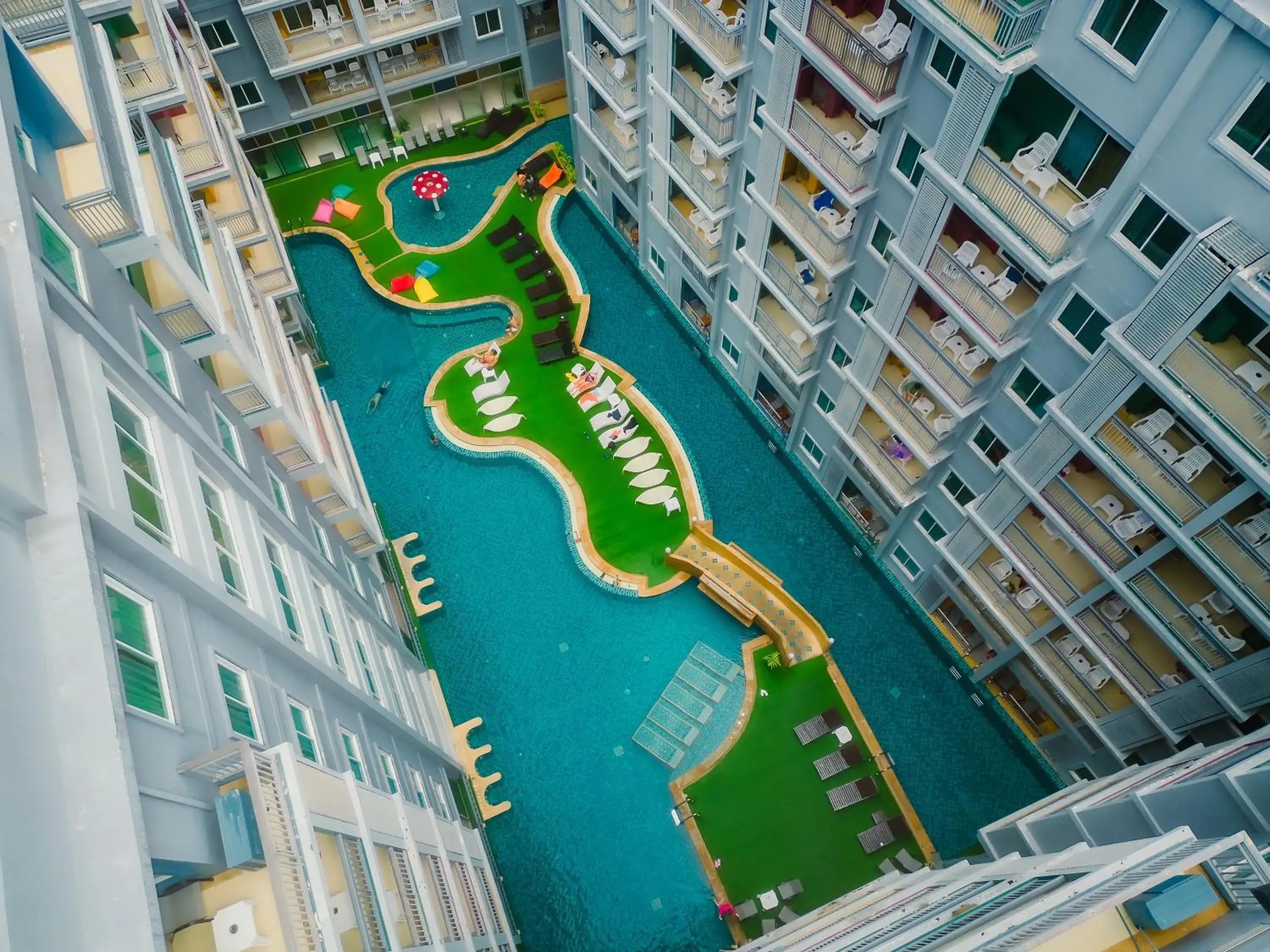 Pool view in Elite Suites Patong Pool view in Elite Suites Patong