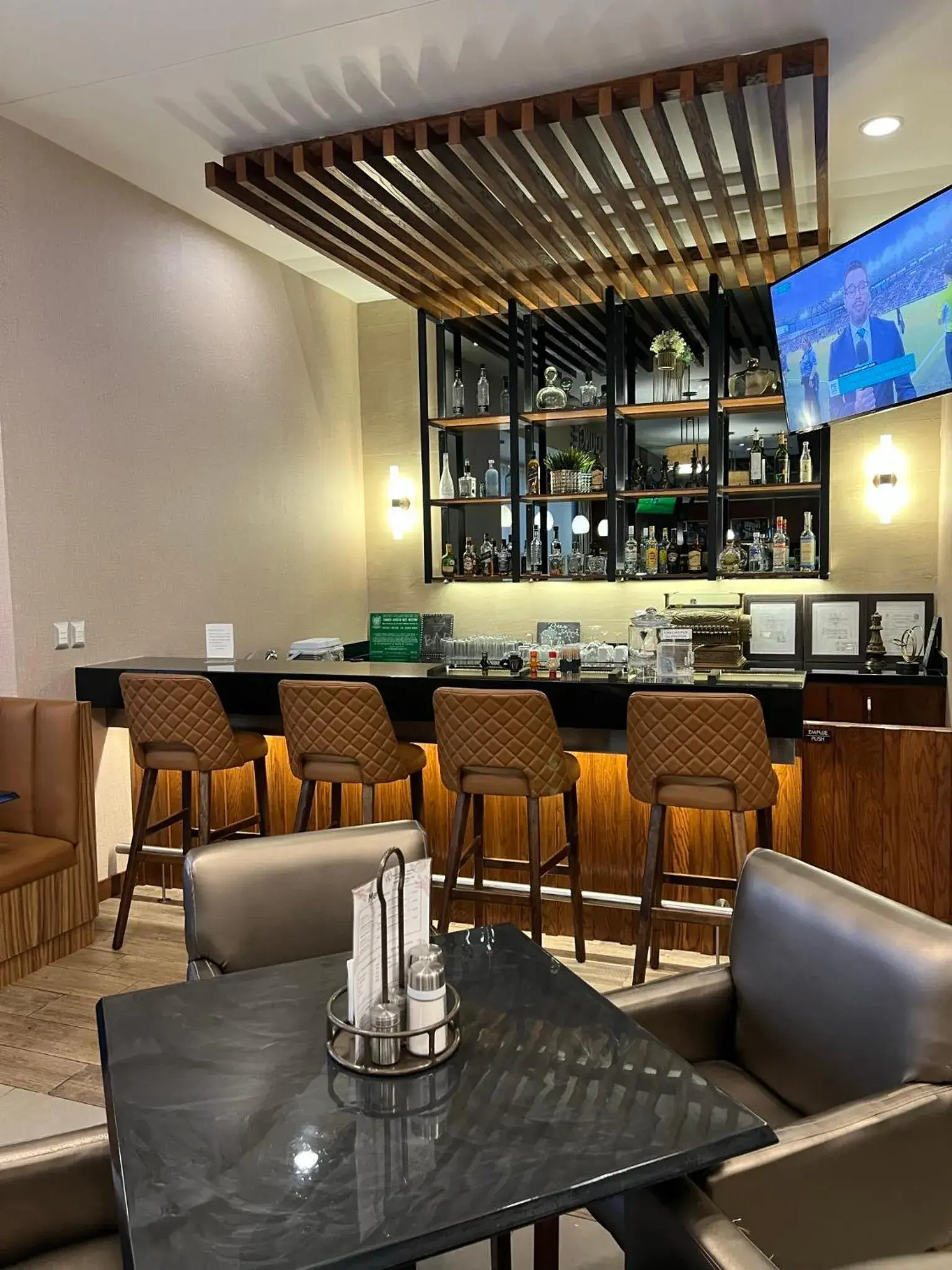 Lounge or bar in Best Western Plus Chihuahua Juventud Lounge or bar in Best Western Plus Chihuahua Juventud