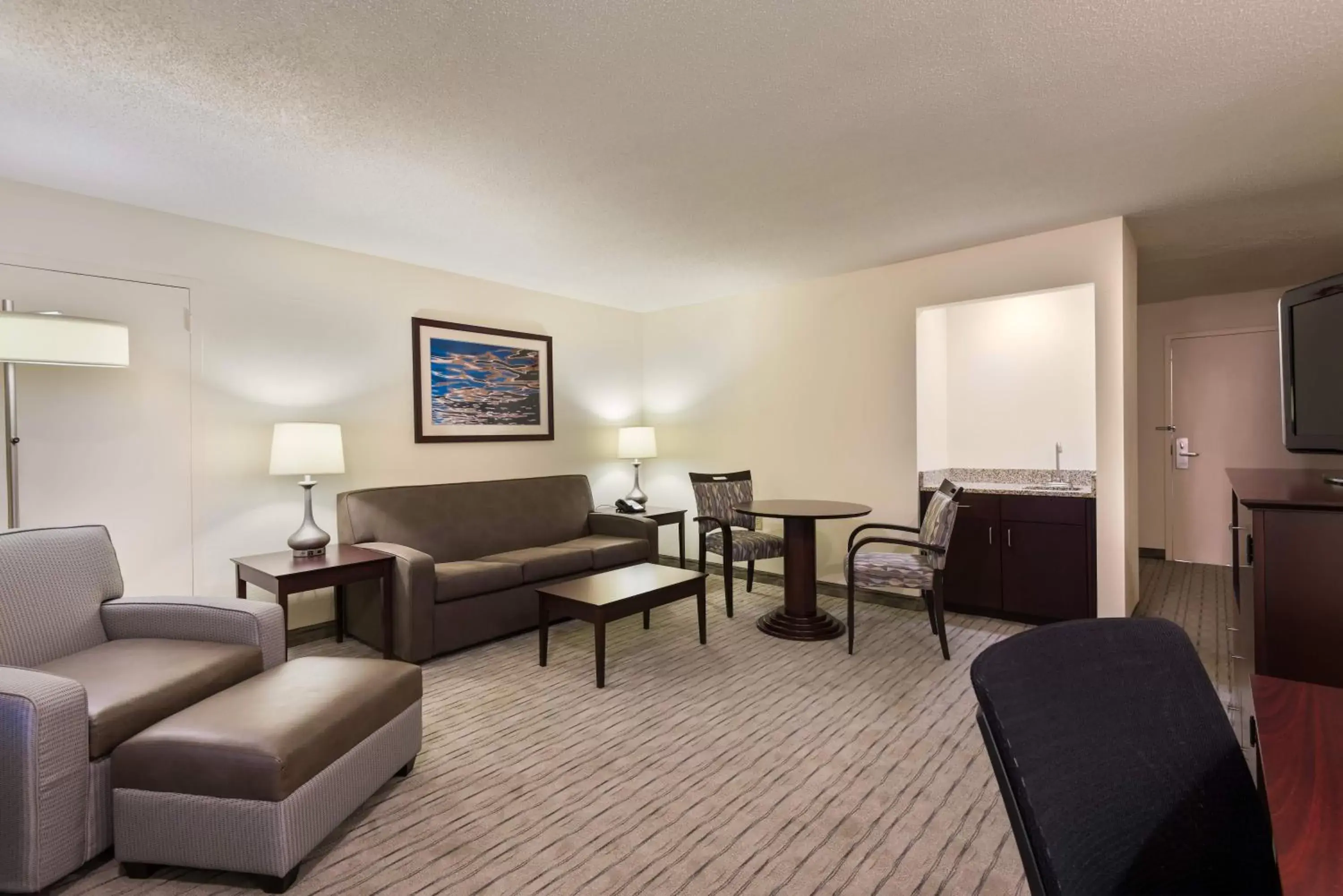 Photo of the whole room, Seating Area in Holiday Inn Knoxville West - Cedar Bluff, an IHG Hotel