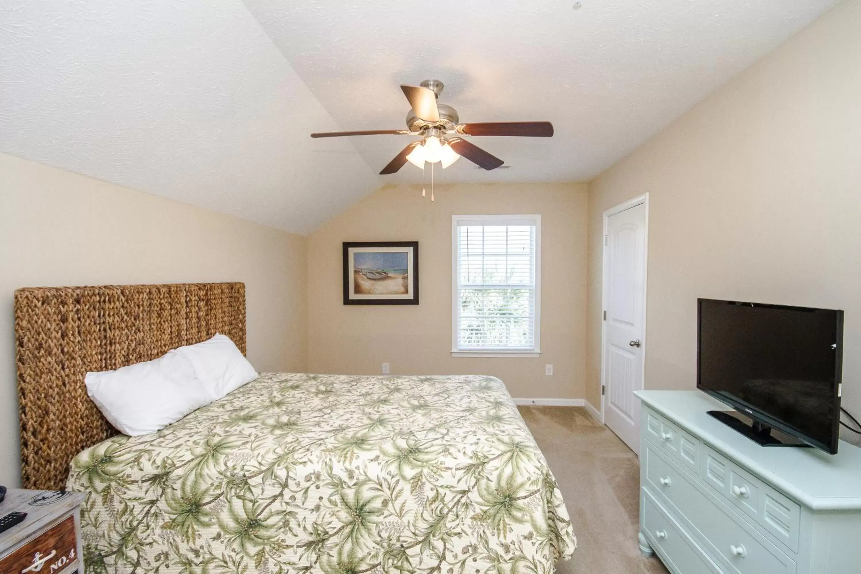 Bedroom, Bed in Beach Vacation Condos South