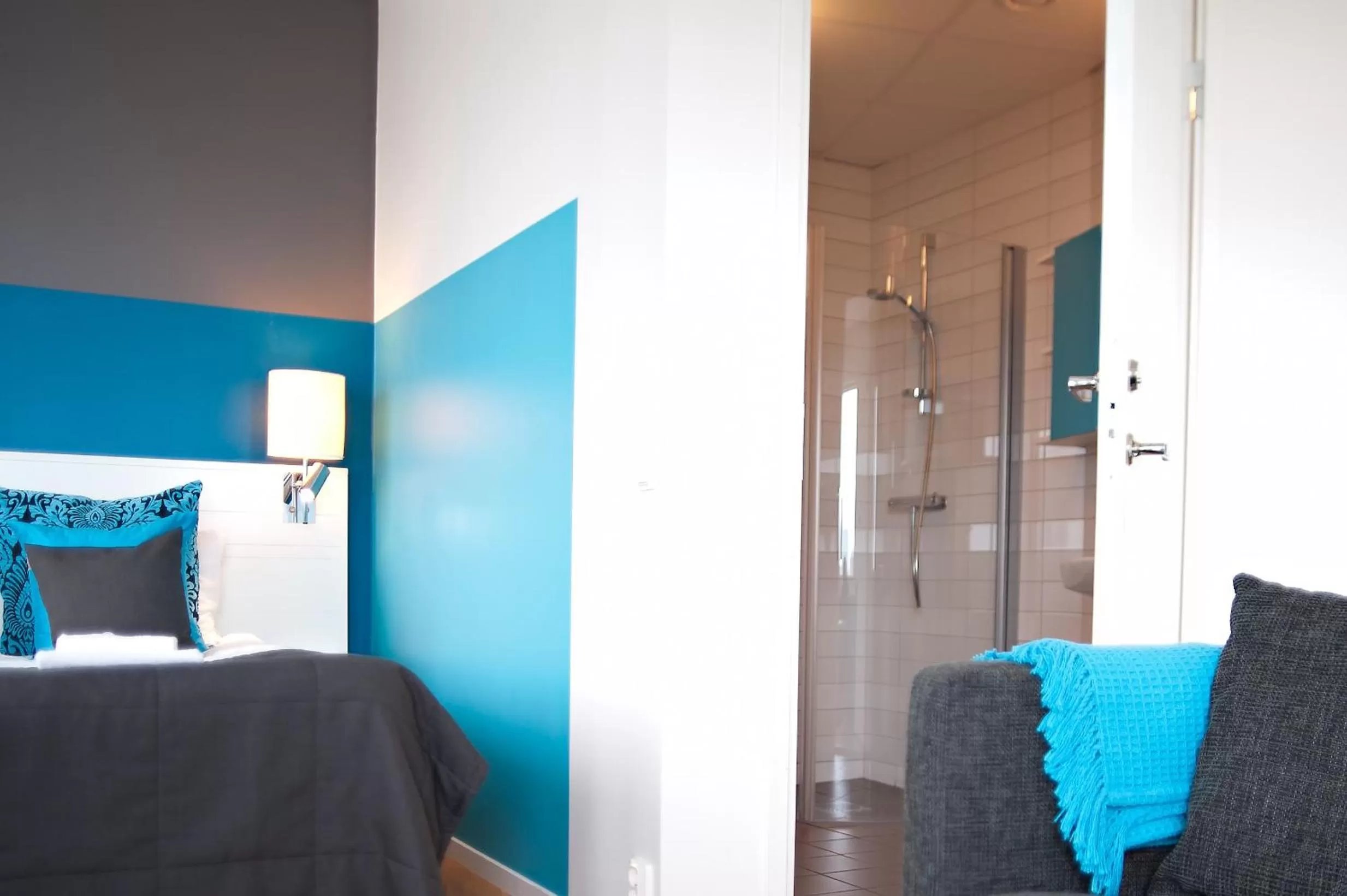 Bathroom, Bed in Sky Hotel Apartments Tornet