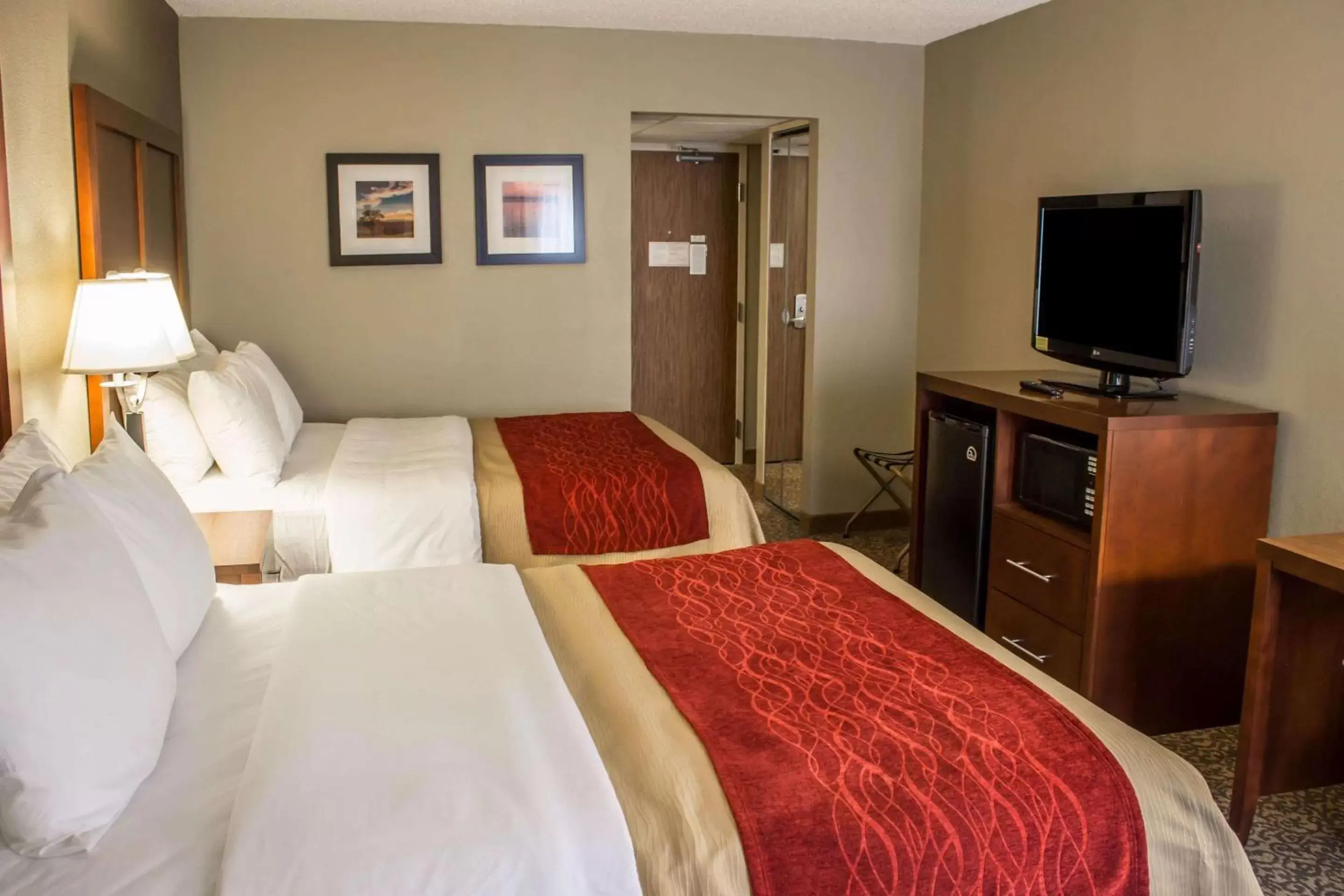 Photo of the whole room, Bed in Comfort Inn Research Triangle Park