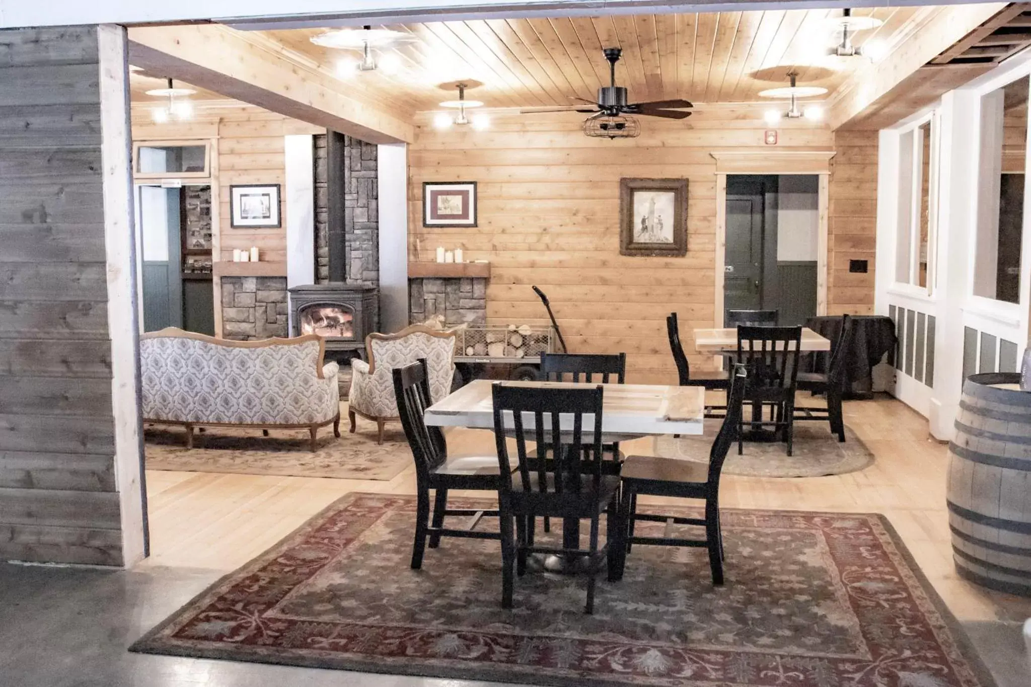 Lobby or reception, Restaurant/Places to Eat in McCloud River Bed and Breakfast