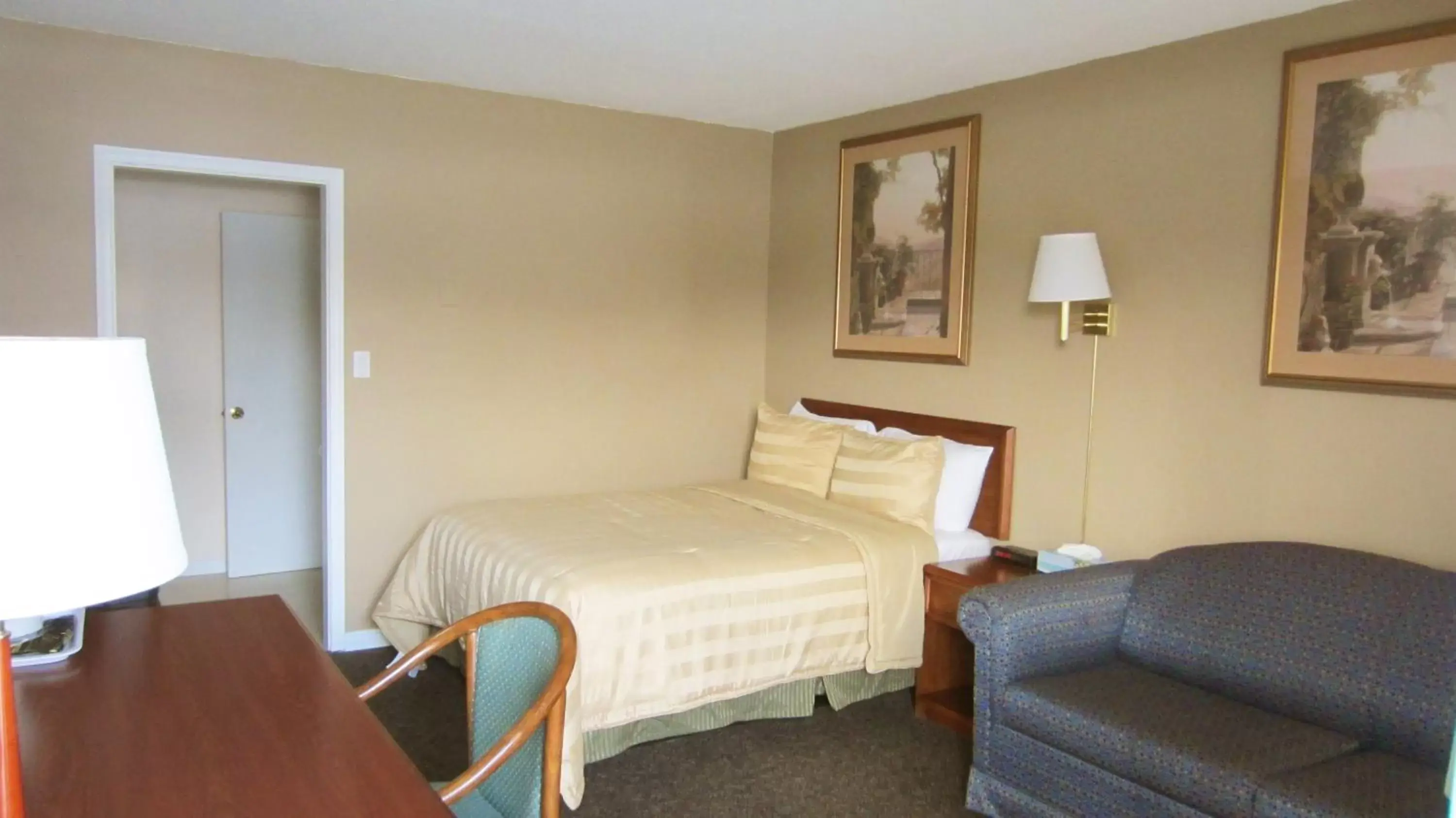Bed in Village Inn & Suites - Sudbury