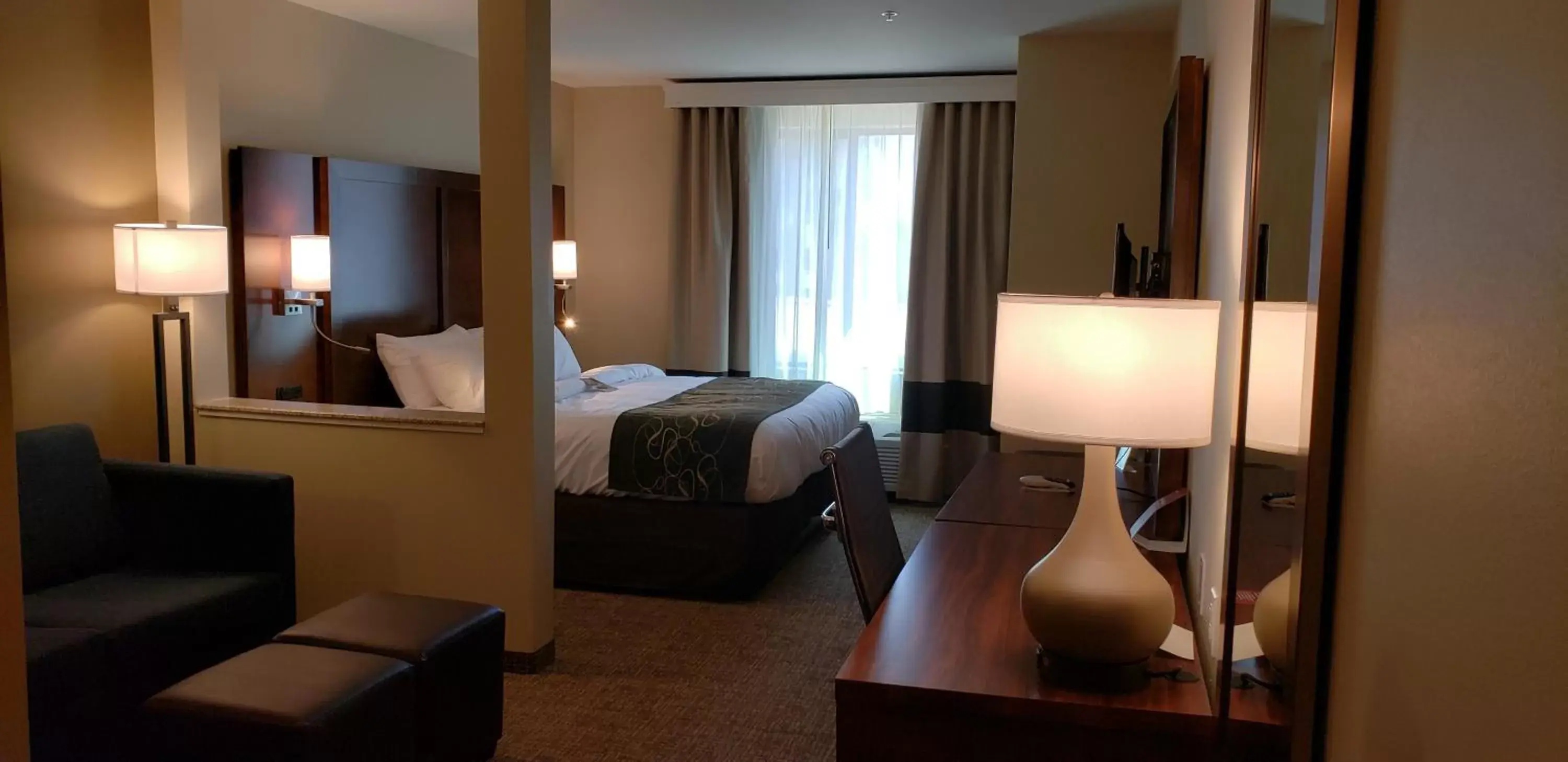 Photo of the whole room, Bed in Comfort Suites Denver near Anschutz Medical Campus