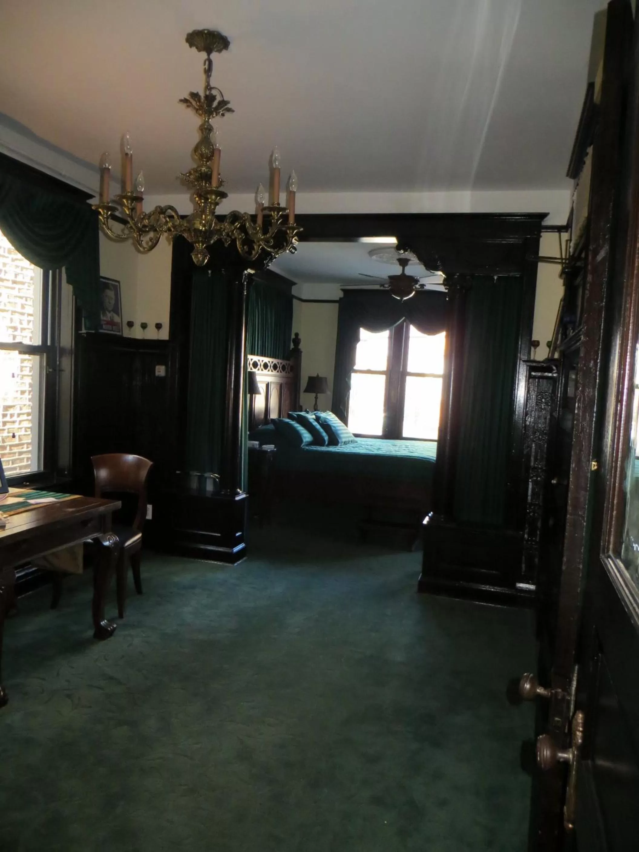 Bedroom, Seating Area in The Polo Inn Bridgeport U.S.A.