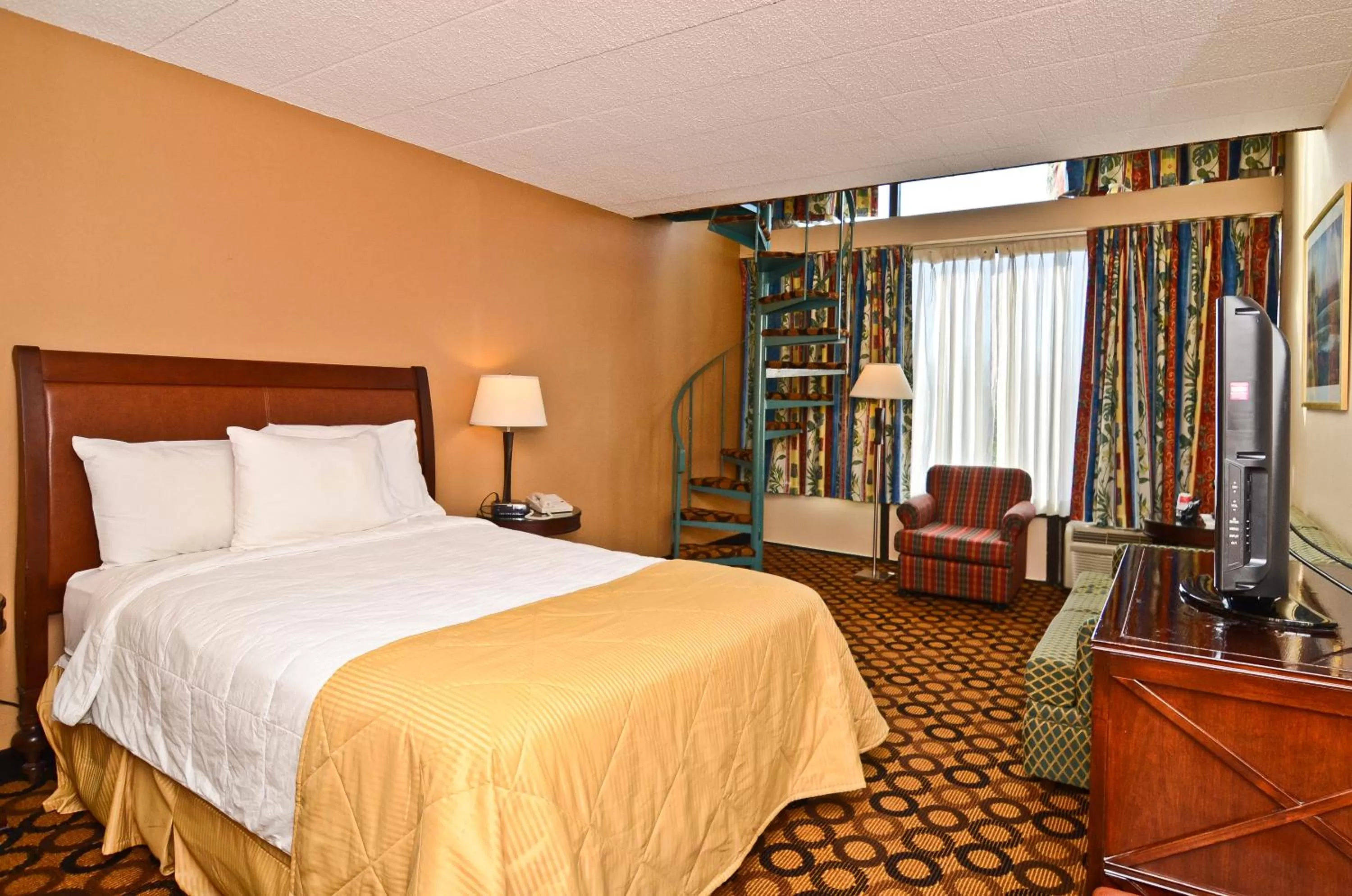 Bedroom, Bed in Pocono Resort & Conference Center - Pocono Mountains