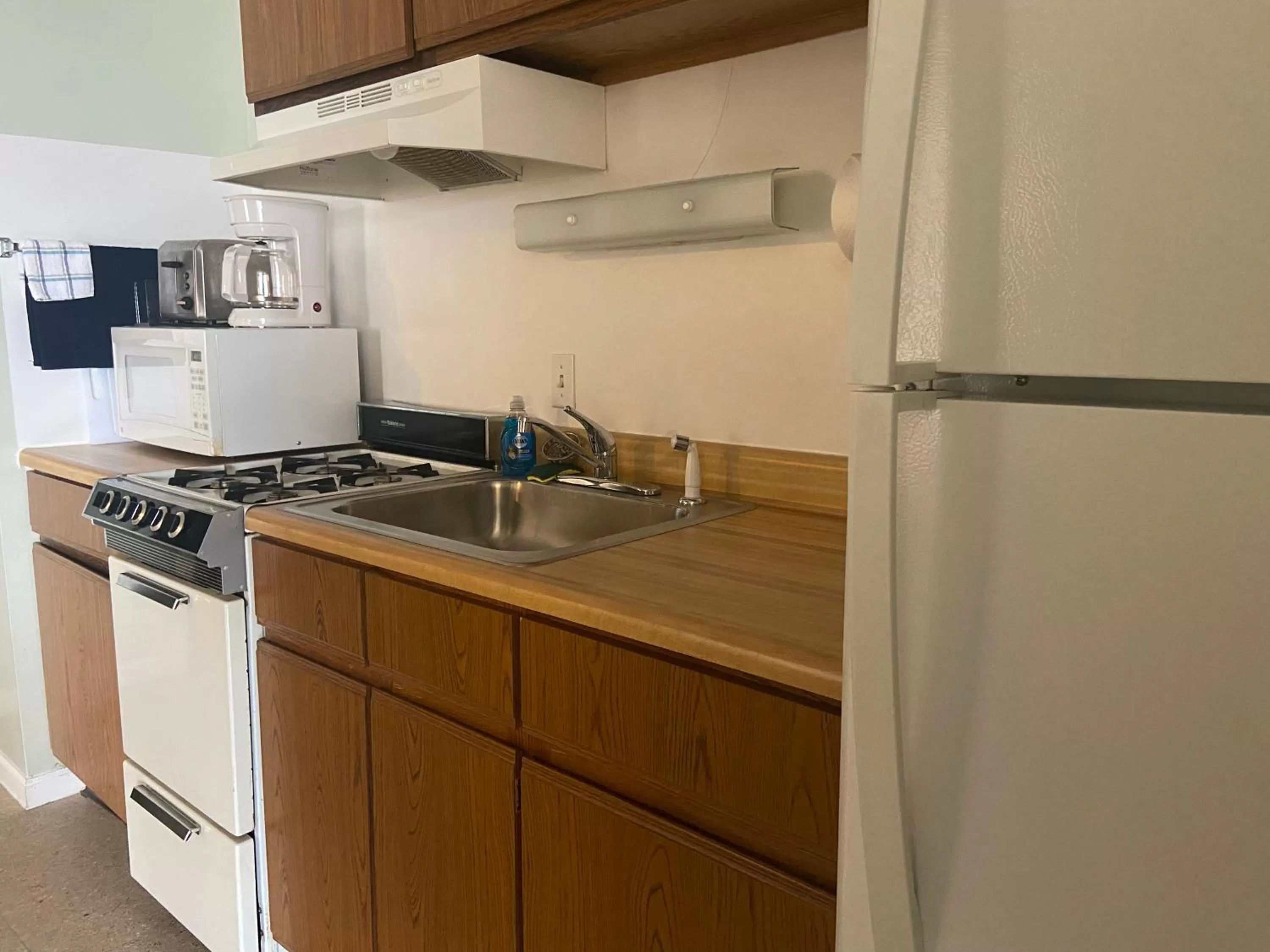 Coffee/tea facilities, Kitchen/Kitchenette in Gold Coast Family Cottages