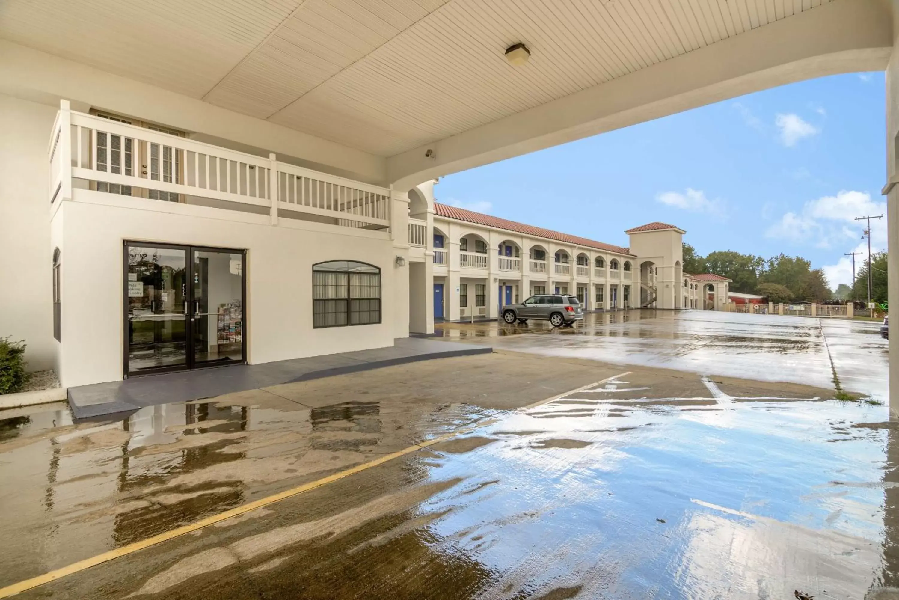 Property building, Swimming Pool in Motel 6-Canton, TX