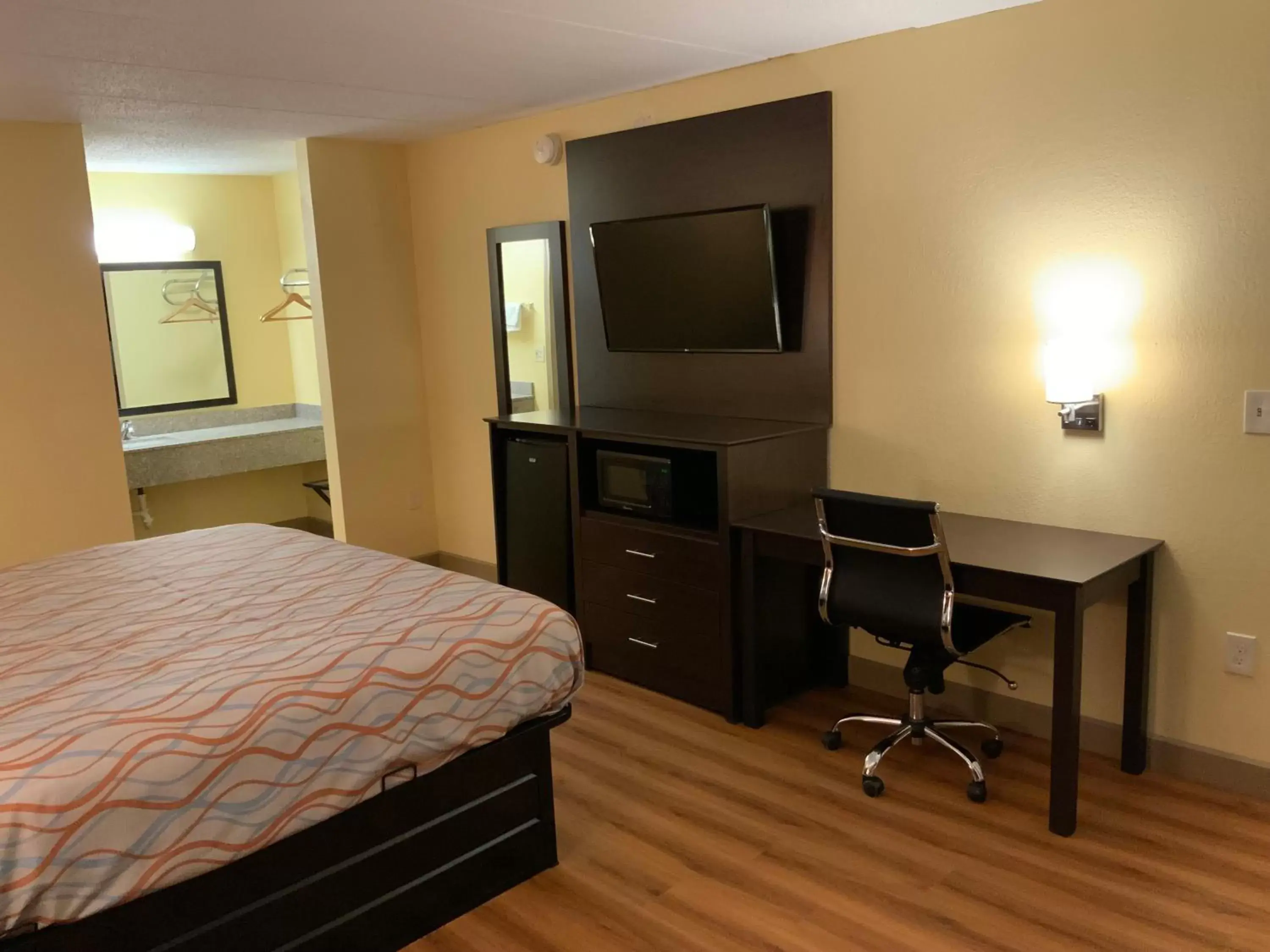 Bed in Town & Country Inn Bed in Town & Country Inn