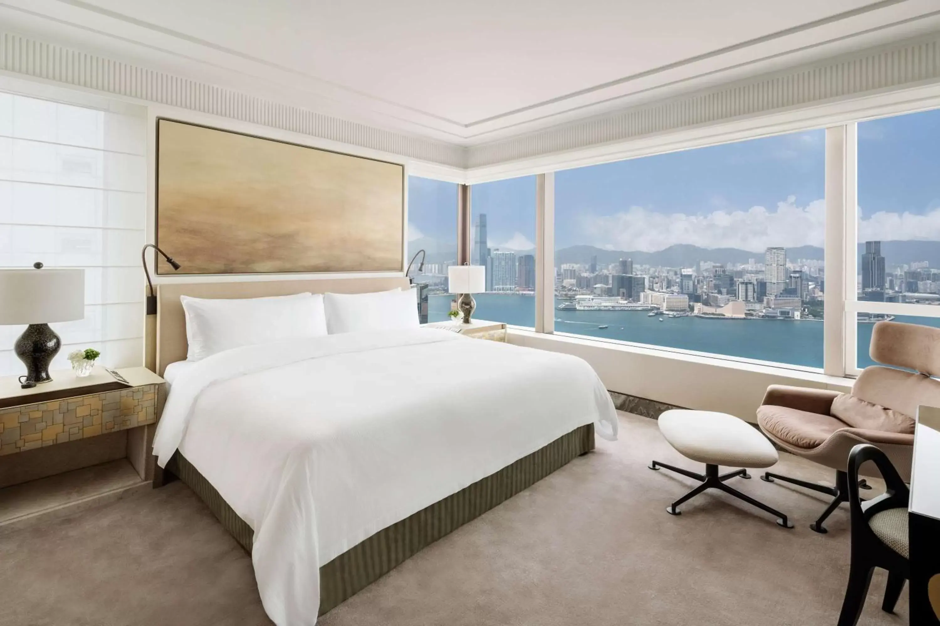 Photo of the whole room, Bed in Island Shangri-La, Hong Kong