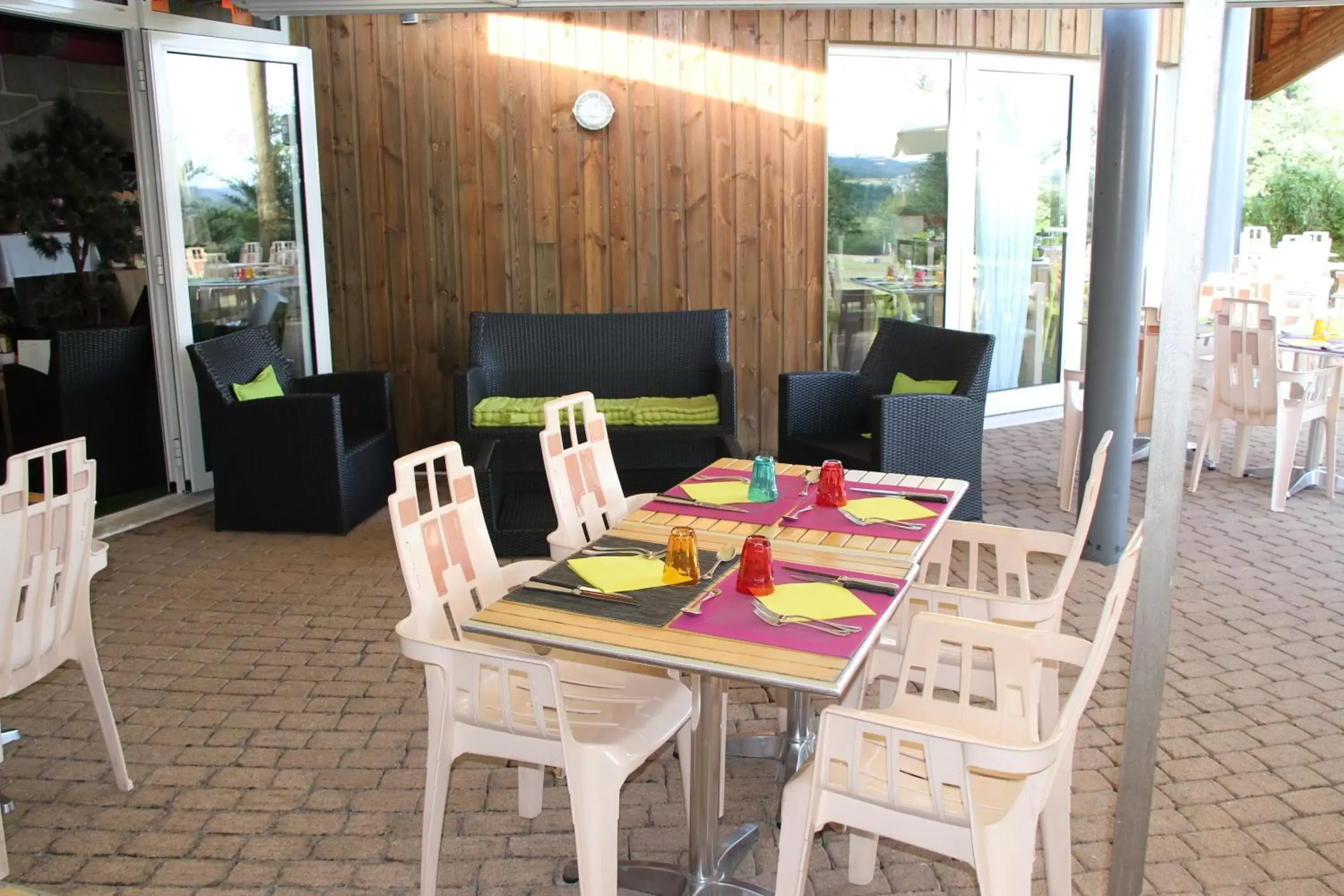 Patio, Restaurant/Places to Eat in Les Portes d'Apcher