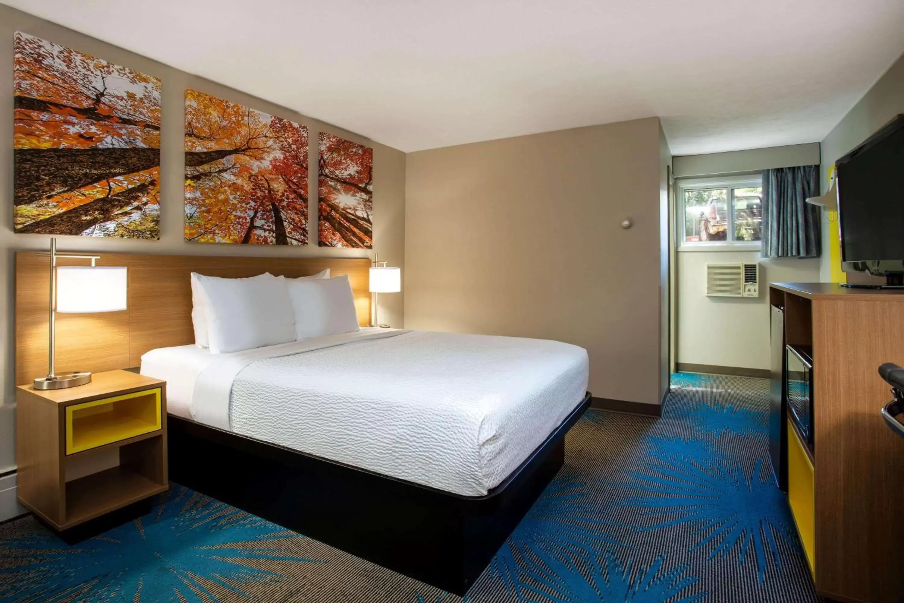 Photo of the whole room, Bed in Days Inn by Wyndham Marquette