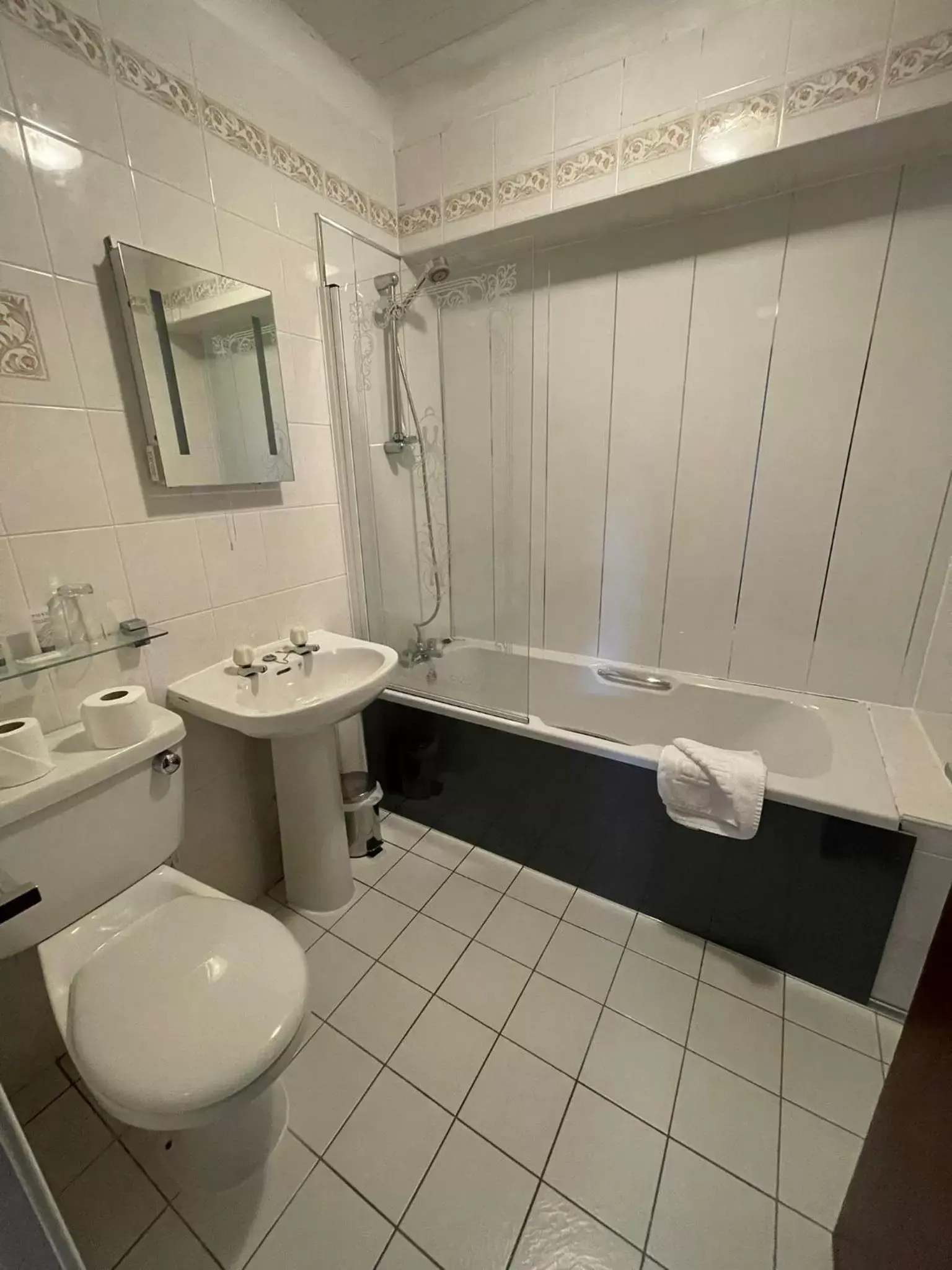Shower, Bathroom in Kings Park Hotel