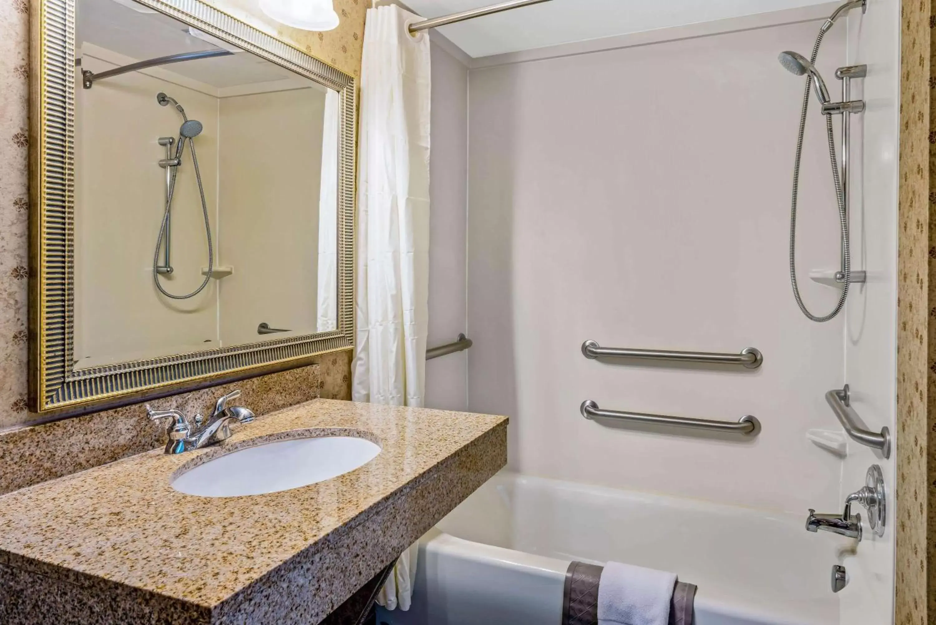 Bathroom in La Quinta by Wyndham Kennewick