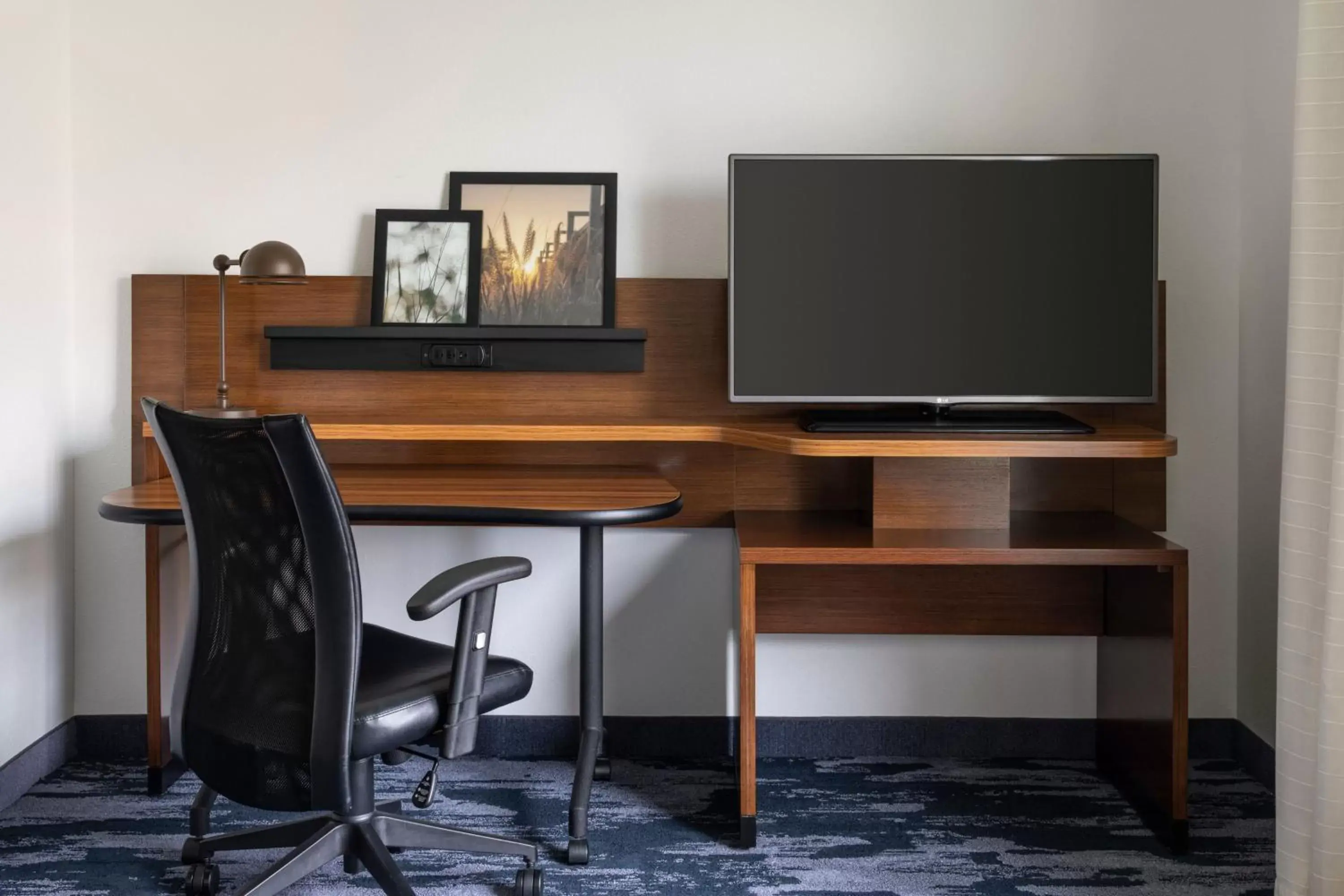 Bedroom, TV/Entertainment Center in Fairfield Inn & Suites by Marriott Akron Fairlawn