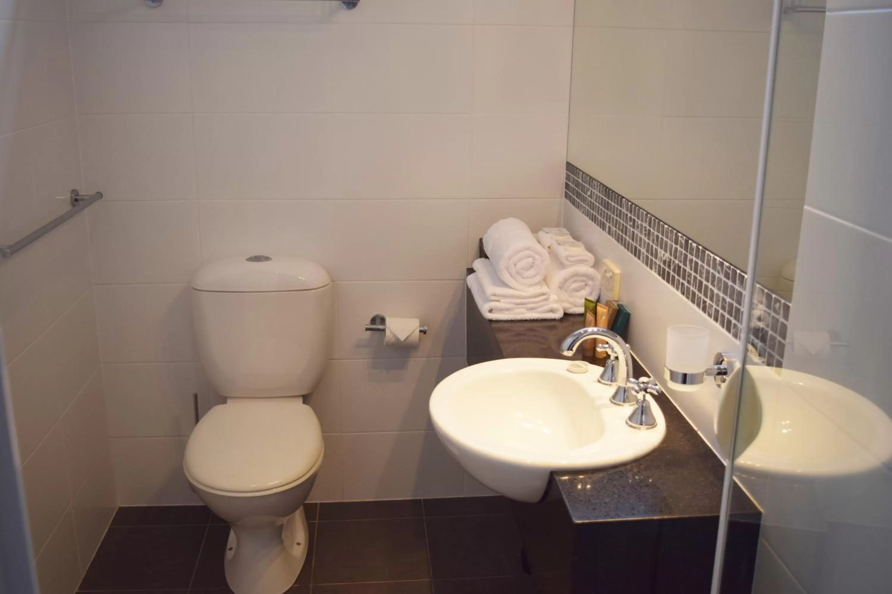 Toilet in Auldington Hotel