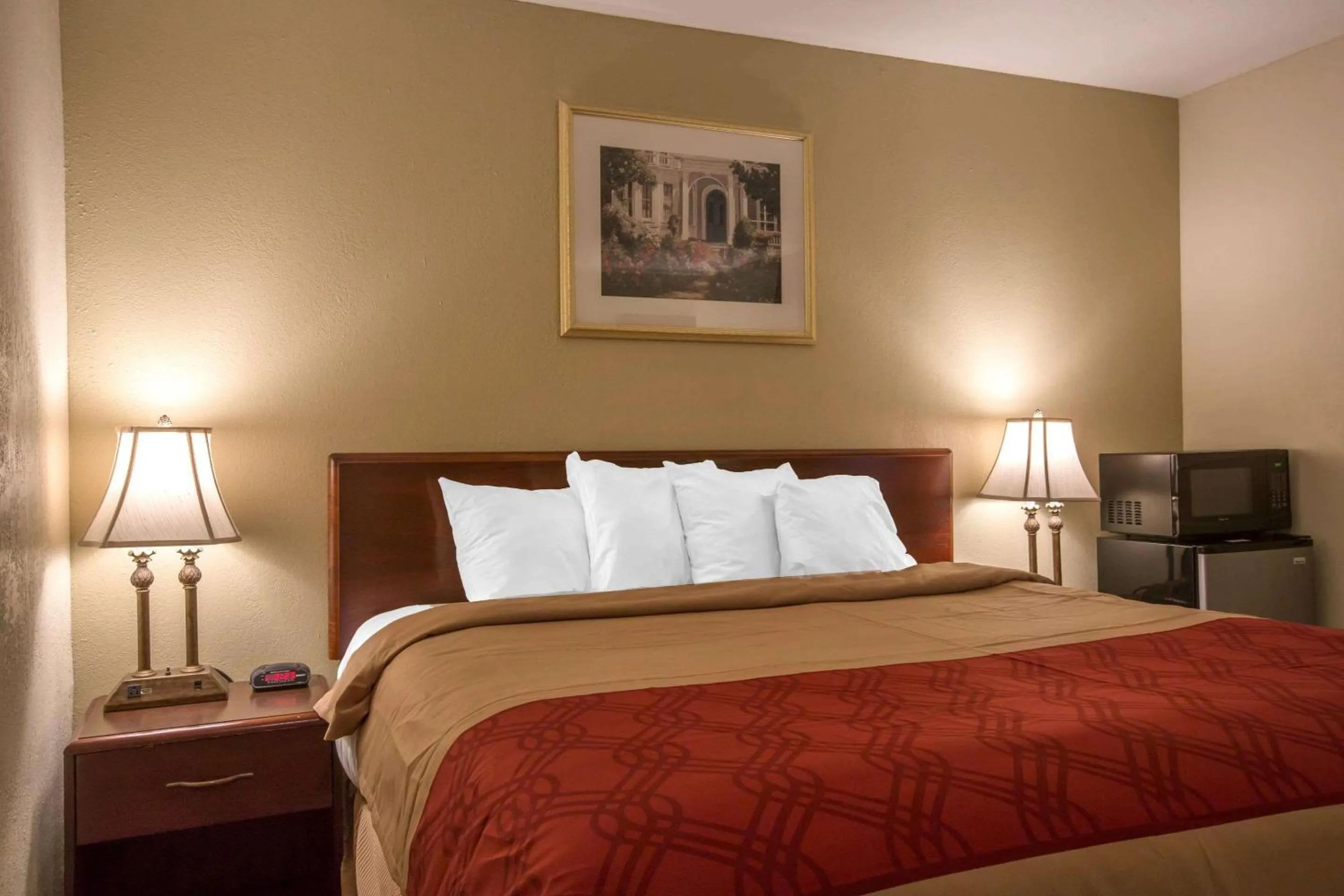 Photo of the whole room, Bed in Econo Lodge Manchester Center