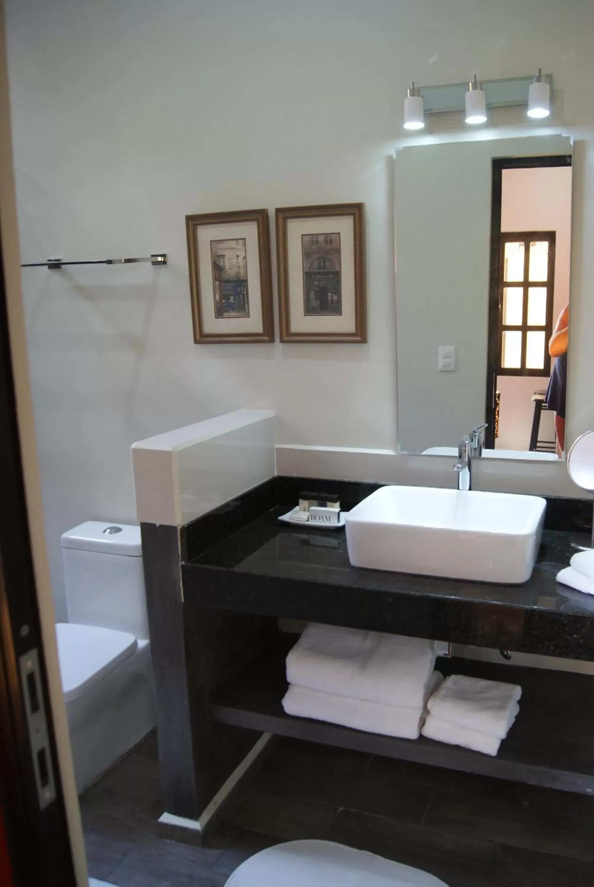View (from property/room), Bathroom in Ochenta Y Dos Bed & Breakfast & Spa