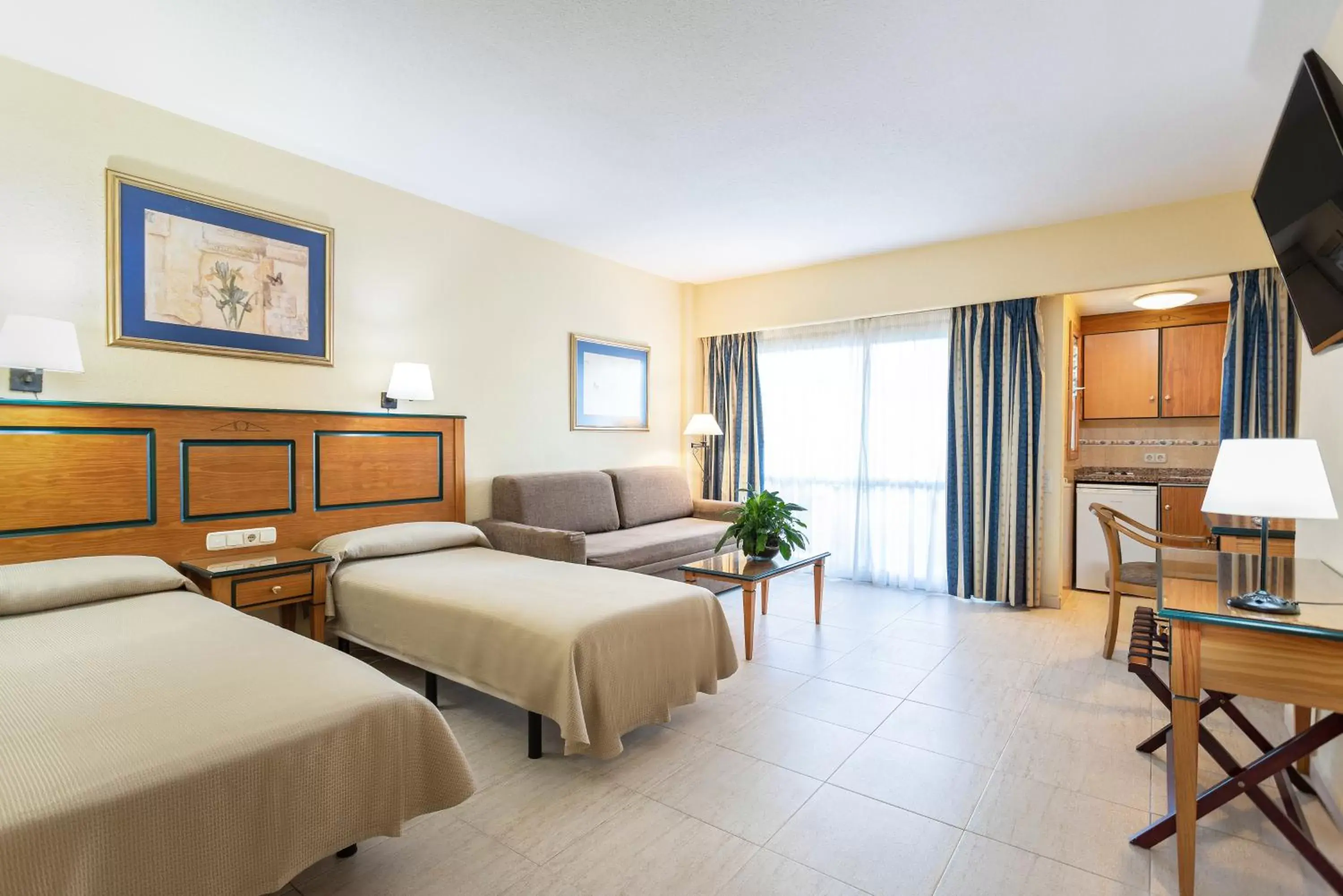Bedroom in Hotel Apartamentos Pyr Fuengirola