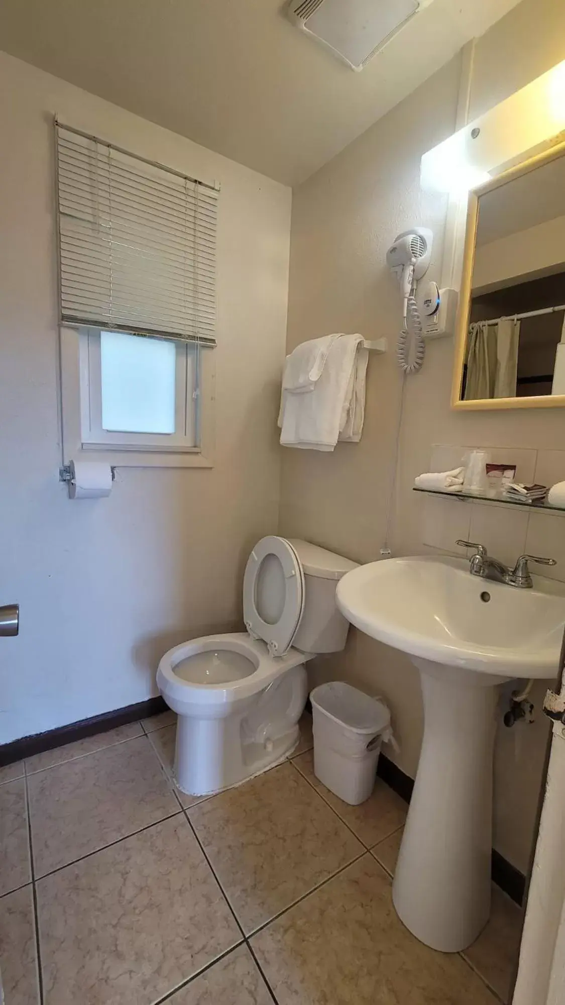 Bathroom in Barefoot mailman motel