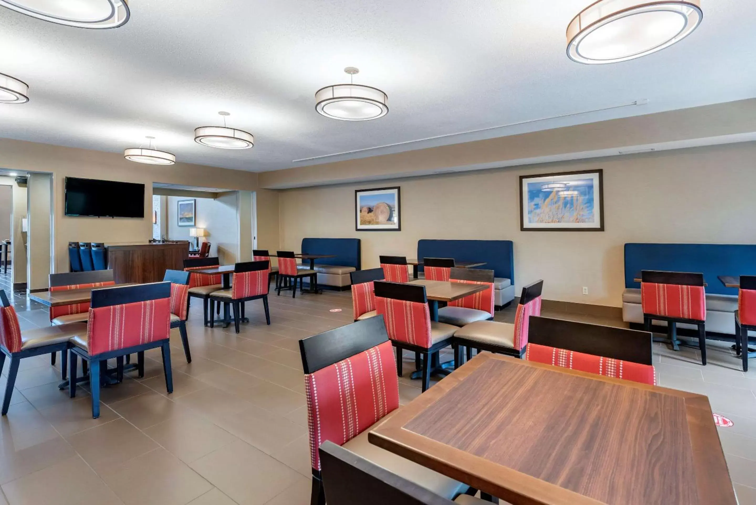 Restaurant/Places to Eat in Comfort Suites Auburn near I-69