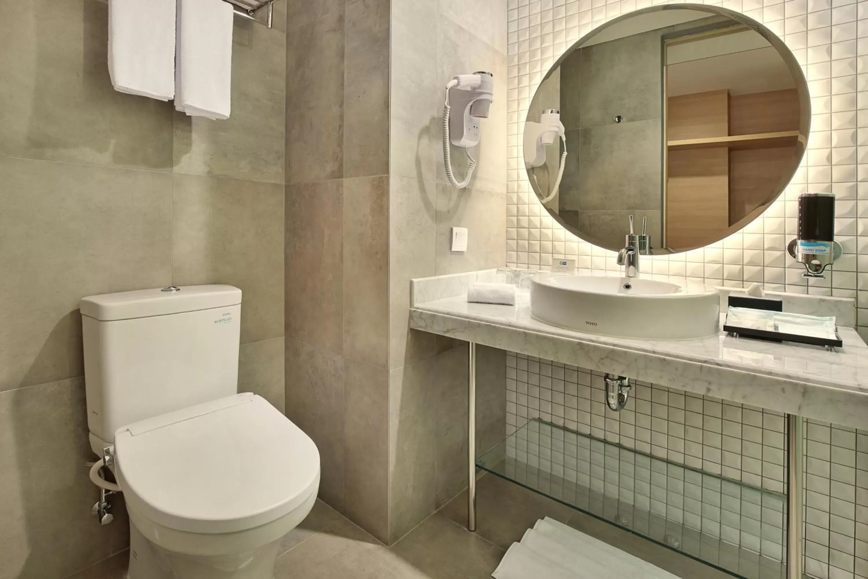 Toilet, Bathroom in Holiday Inn Express Jakarta Wahid Hasyim, an IHG Hotel