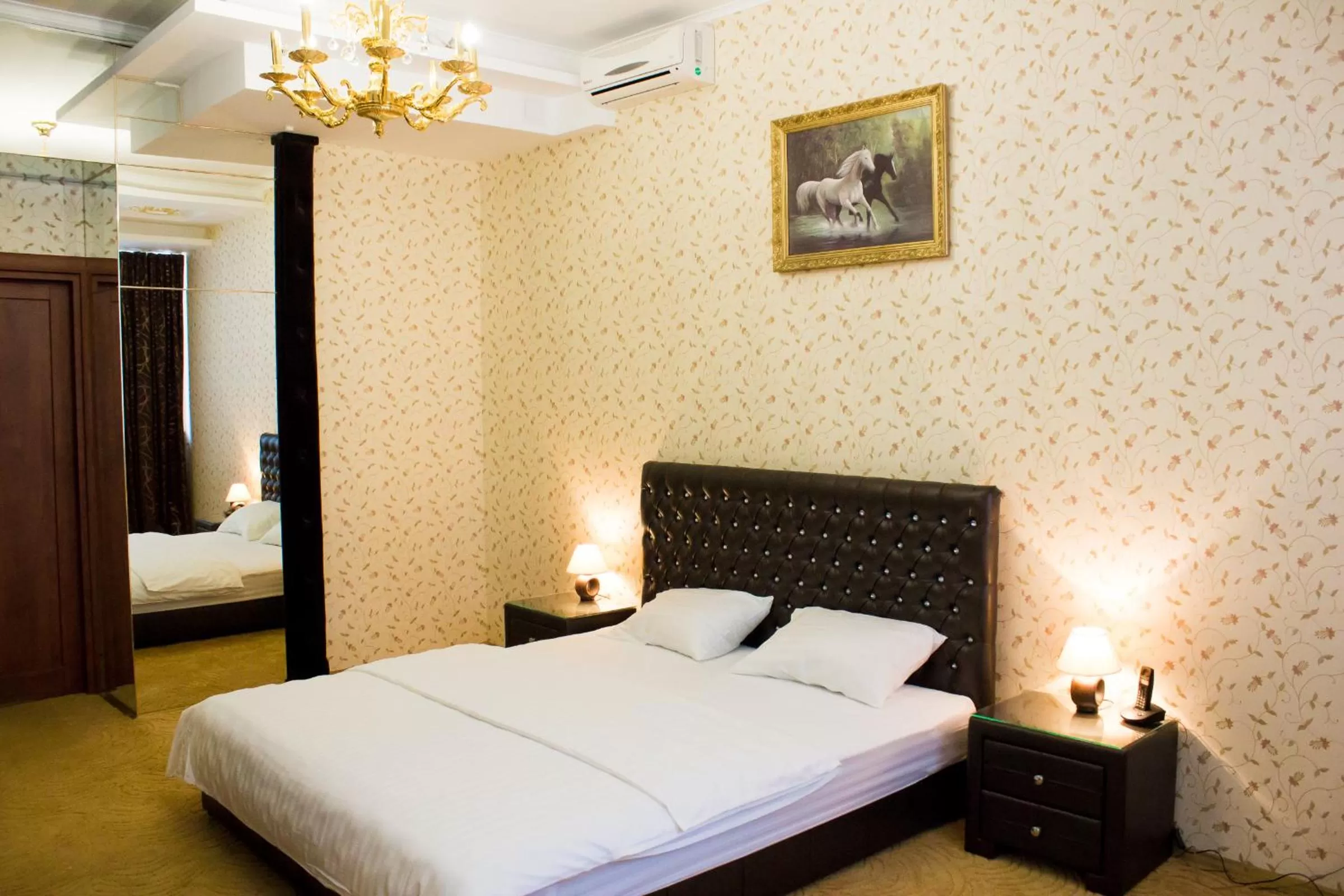 Photo of the whole room, Bed in Alir