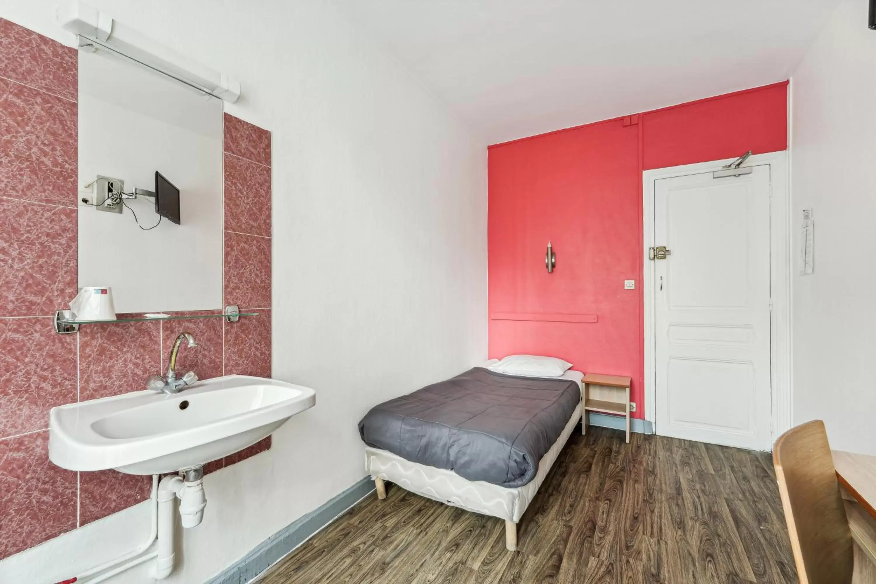 Bedroom, Bathroom in Hotel Tolbiac