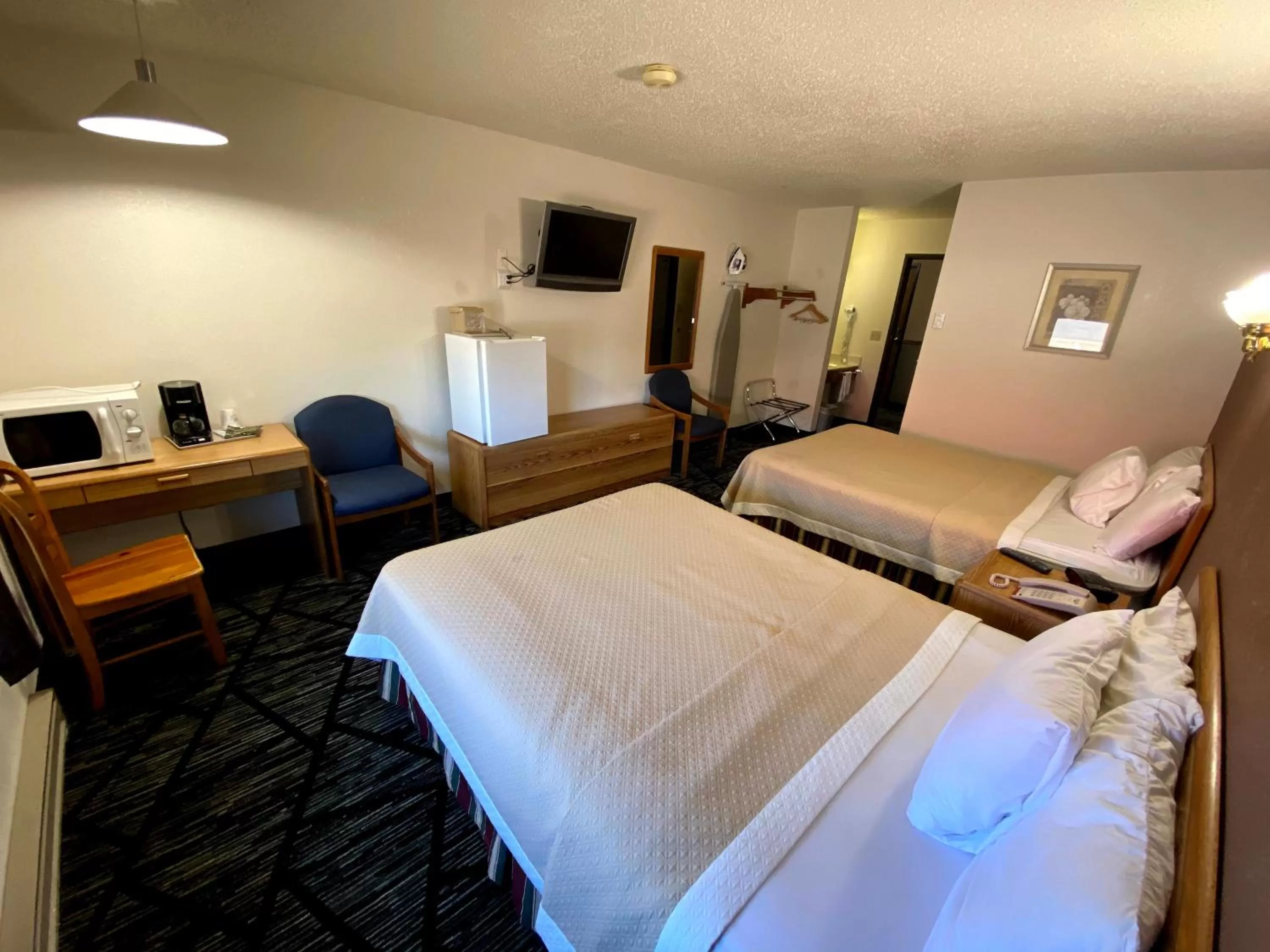 Photo of the whole room, Bed in Woodland Inn & Suites