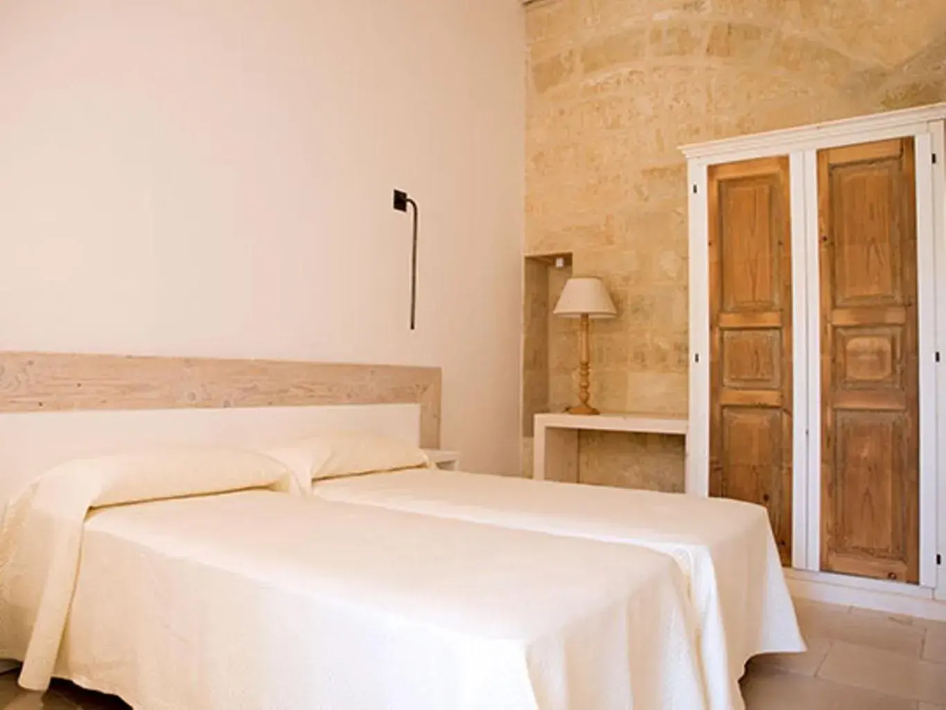 Photo of the whole room, Bed in Masseria Mongio dell'Elefante