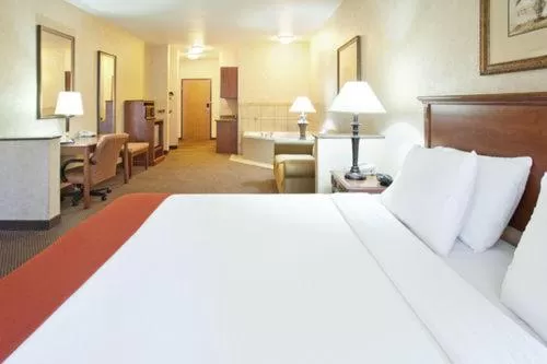 Bed in Holiday Inn Express Hotel & Suites Barstow by IHG