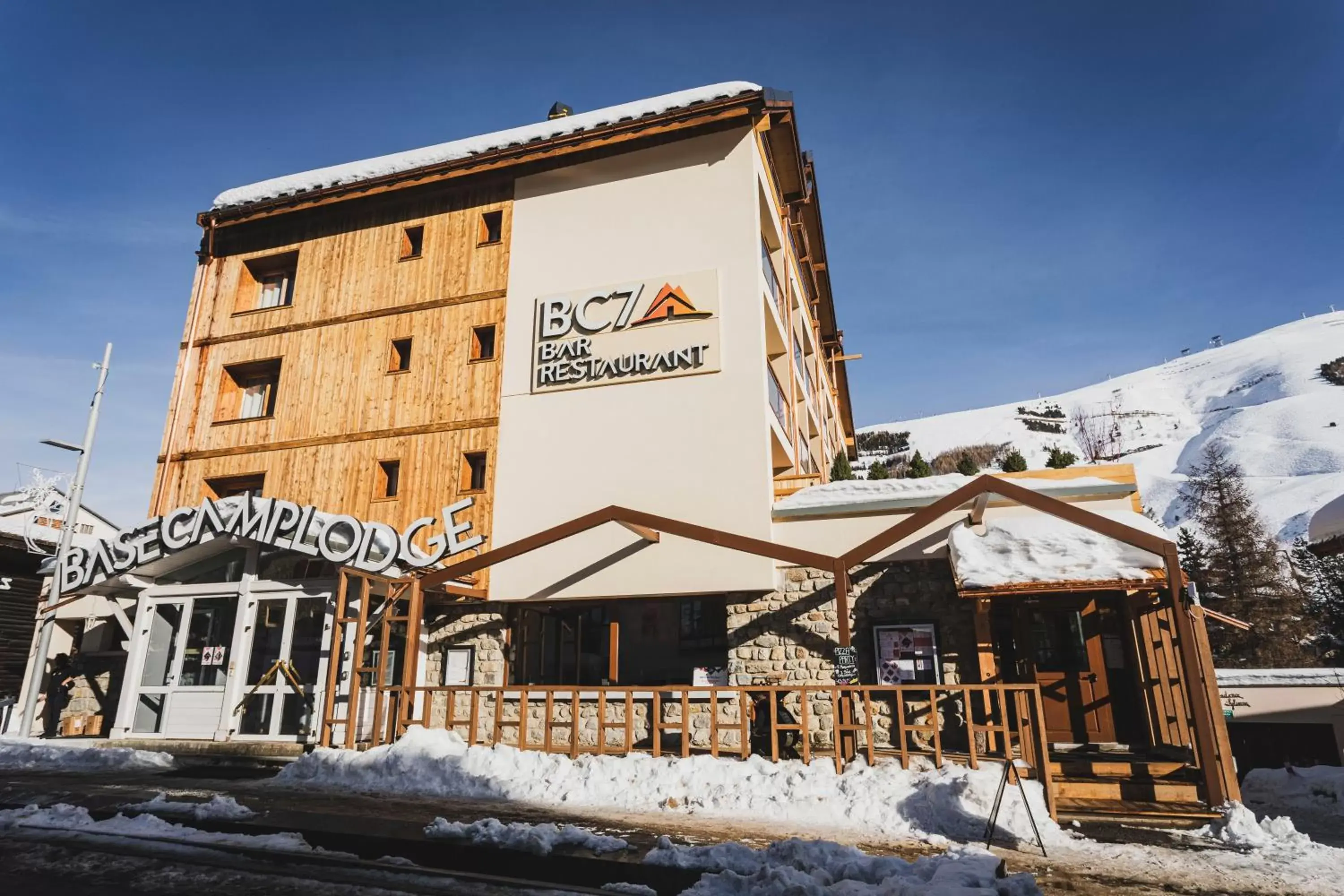 Property building, Winter in Hotel Base Camp Lodge - Les 2 Alpes