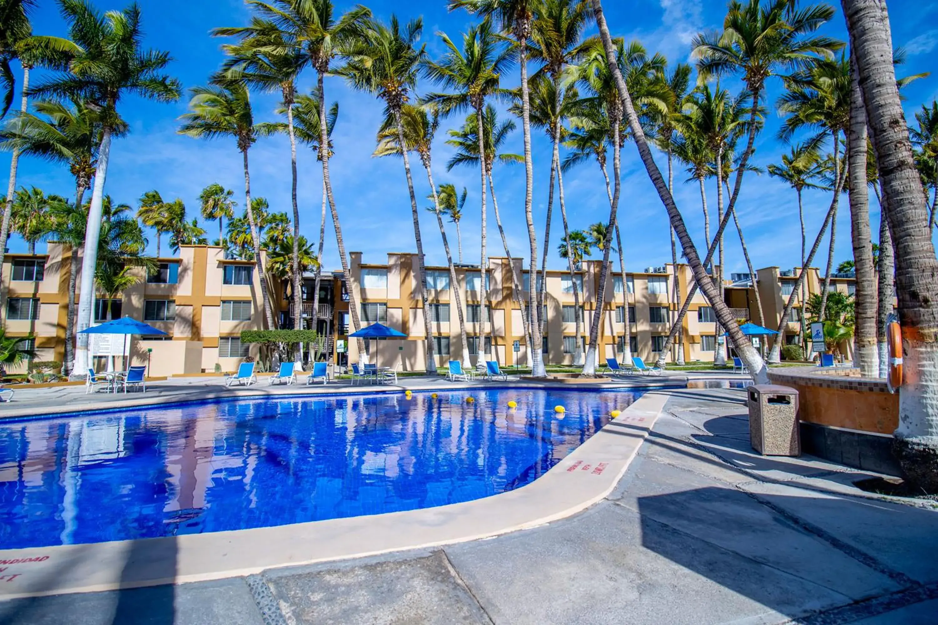 Swimming Pool in Araiza Palmira Hotel y Centro de Convenciones