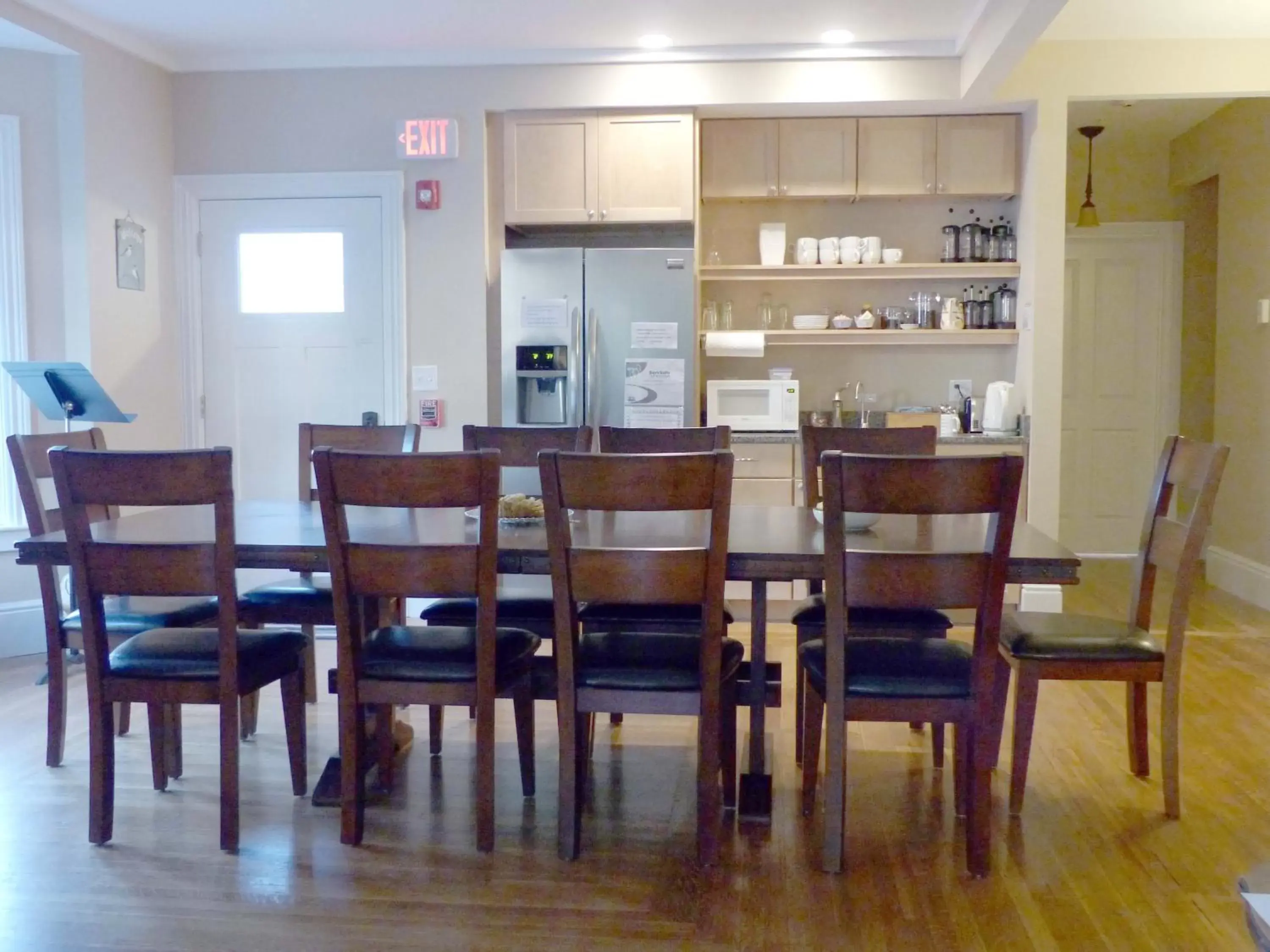 Breakfast, Dining Area in Davis Square Inn