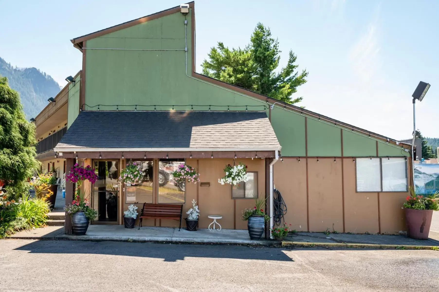 Property Building in Columbia Gorge Inn