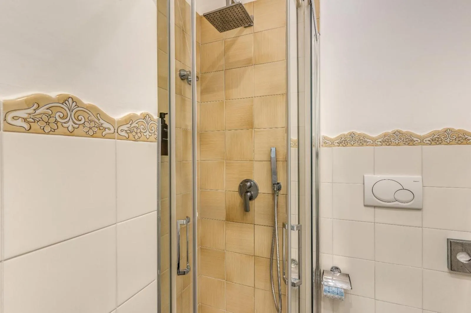 Shower in Hotel Sorrento City