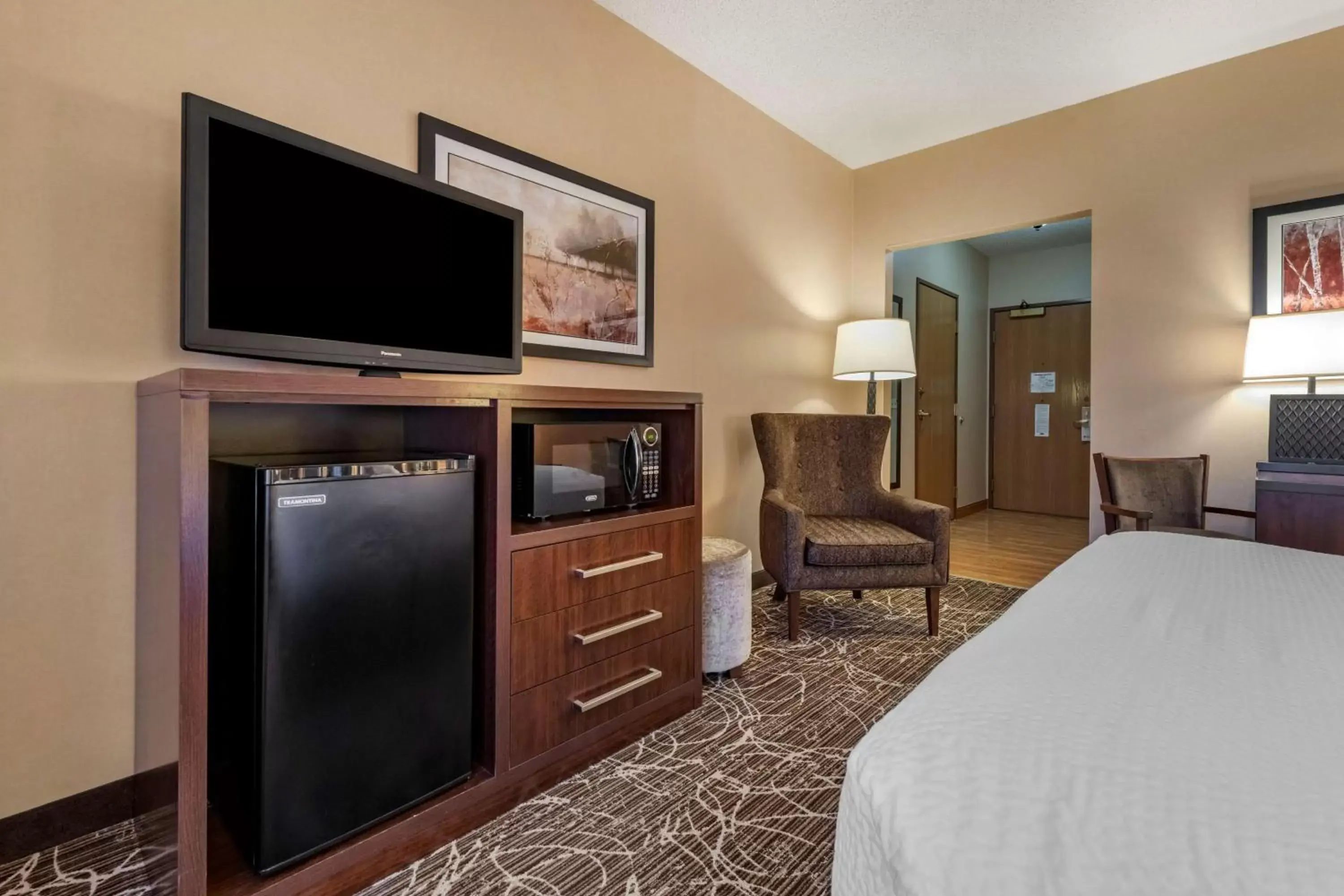 Bedroom, TV/Entertainment Center in Best Western Plus Chelsea Hotel