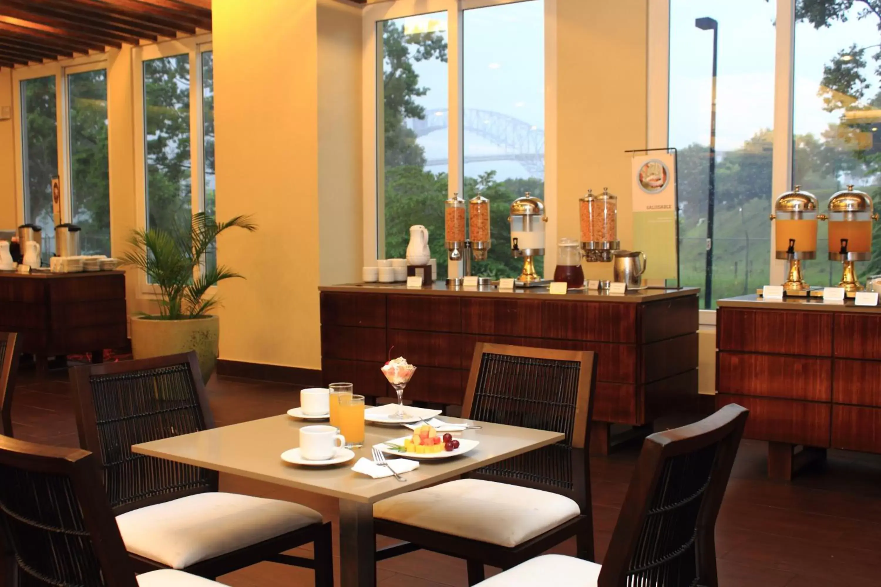 Restaurant/Places to Eat in Radisson Hotel Panama Canal