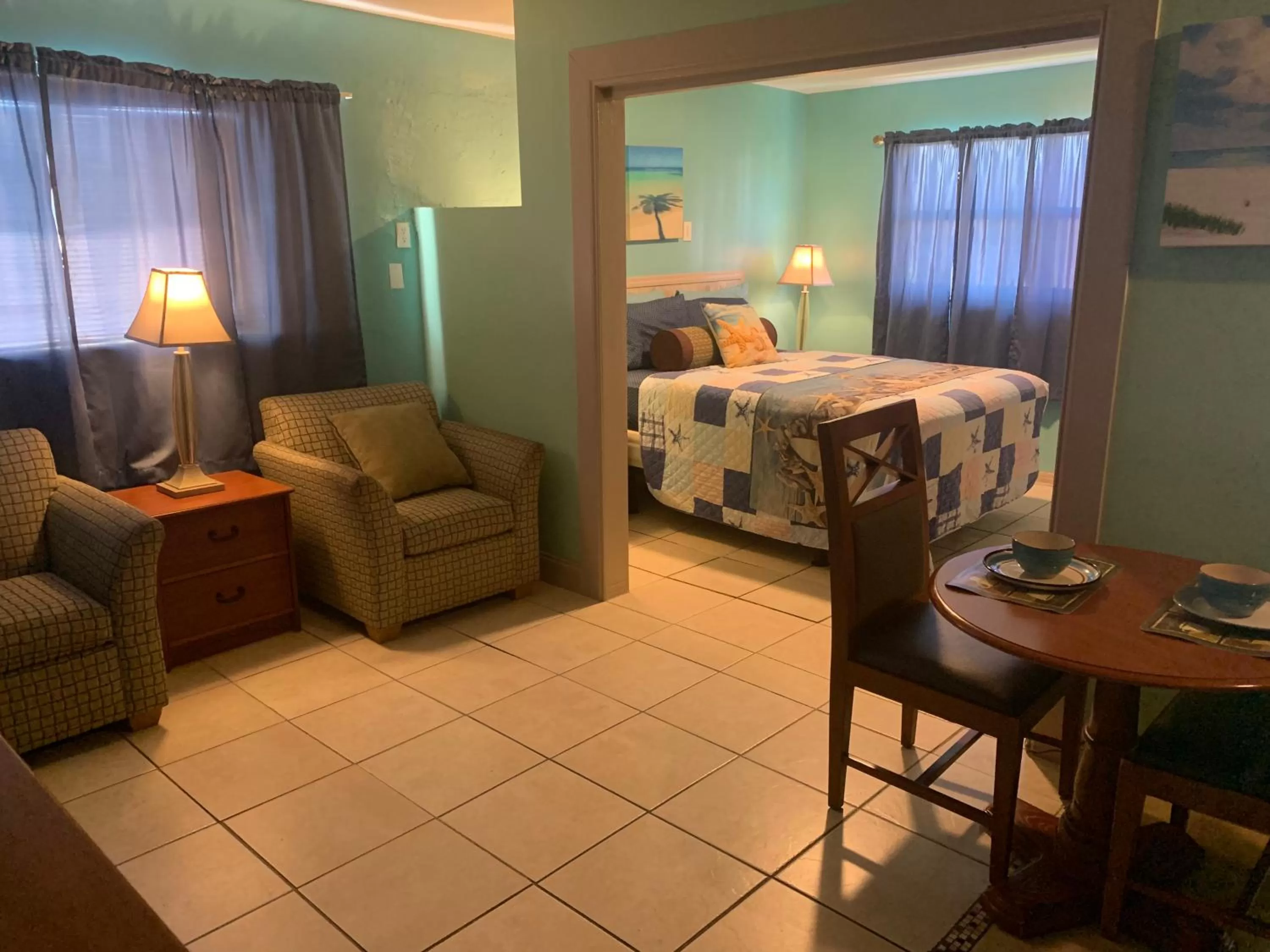 Photo of the whole room, Bed in Michaels Siesta Studios