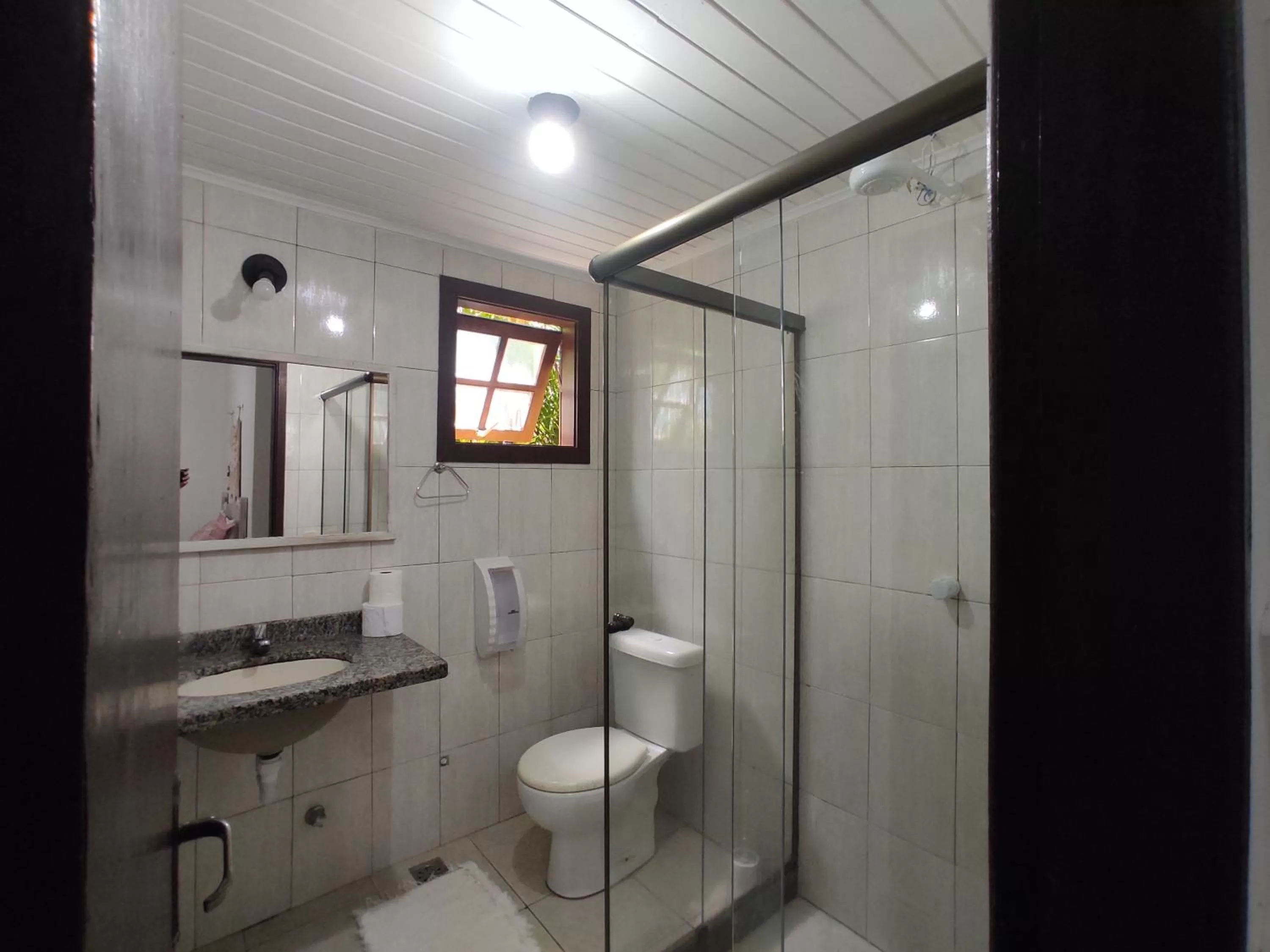 Bathroom in Hibiscos Pousada