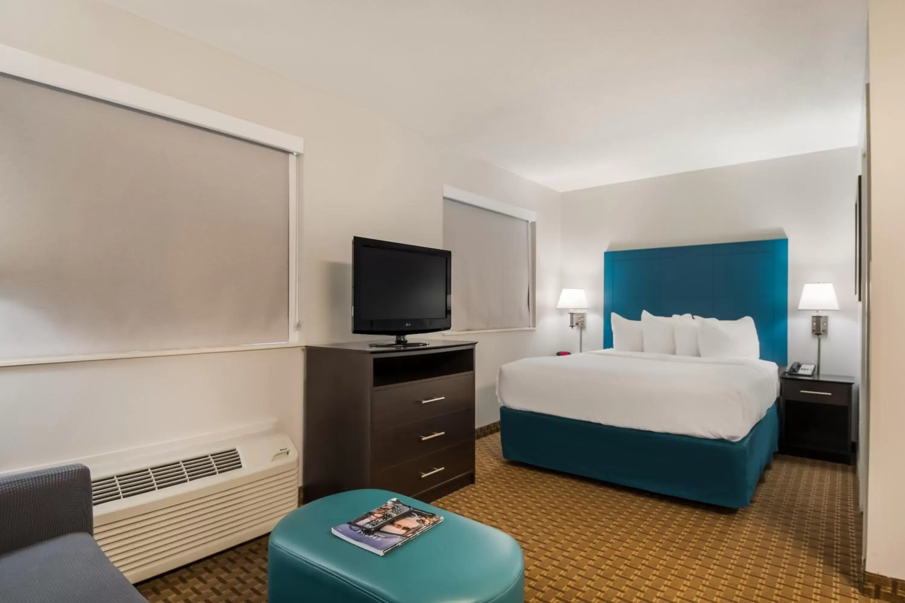 Bed, TV/Entertainment Center in MainStay Suites Chattanooga Hamilton Place