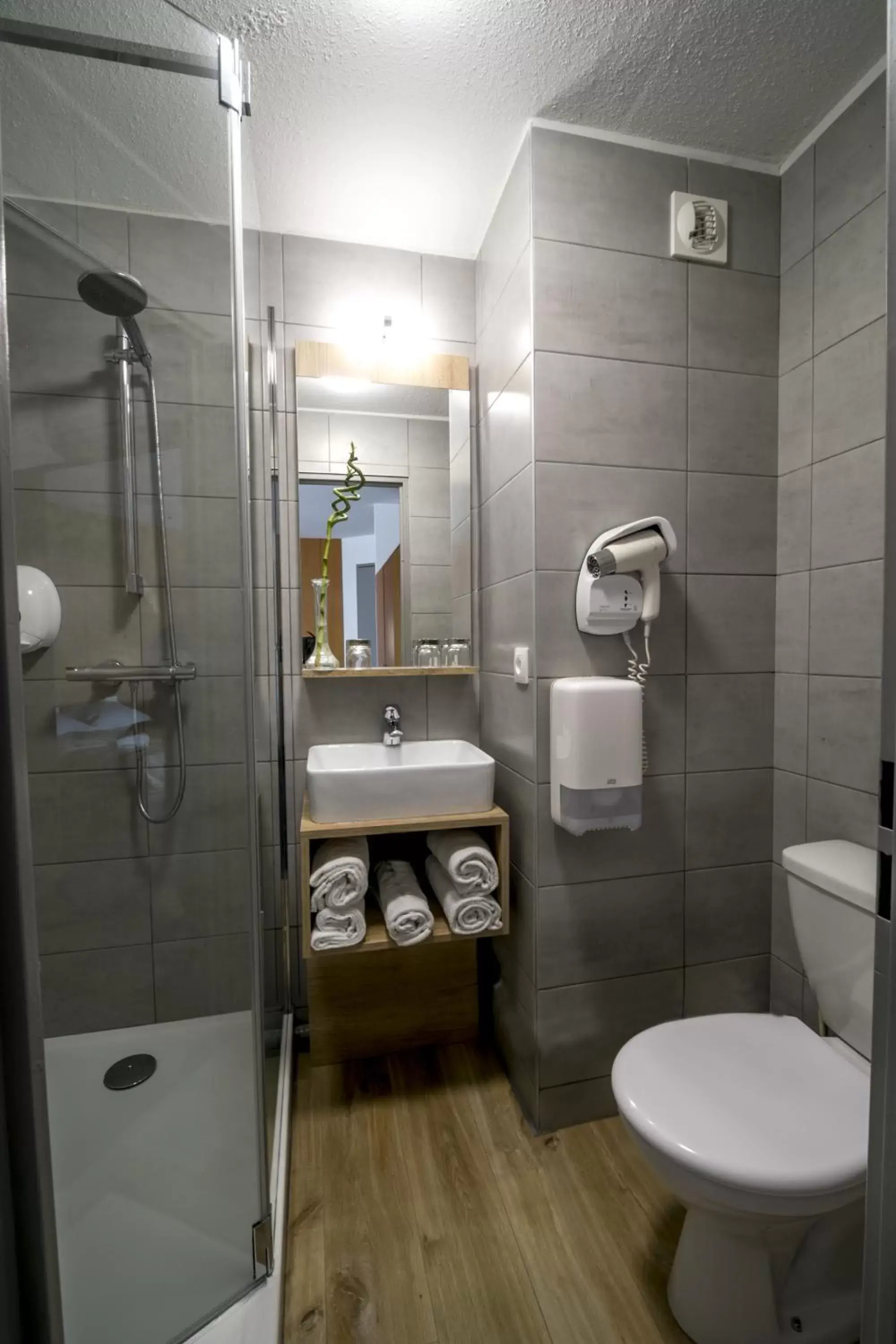 Shower, Bathroom in Ostal Hotel Pau Universite