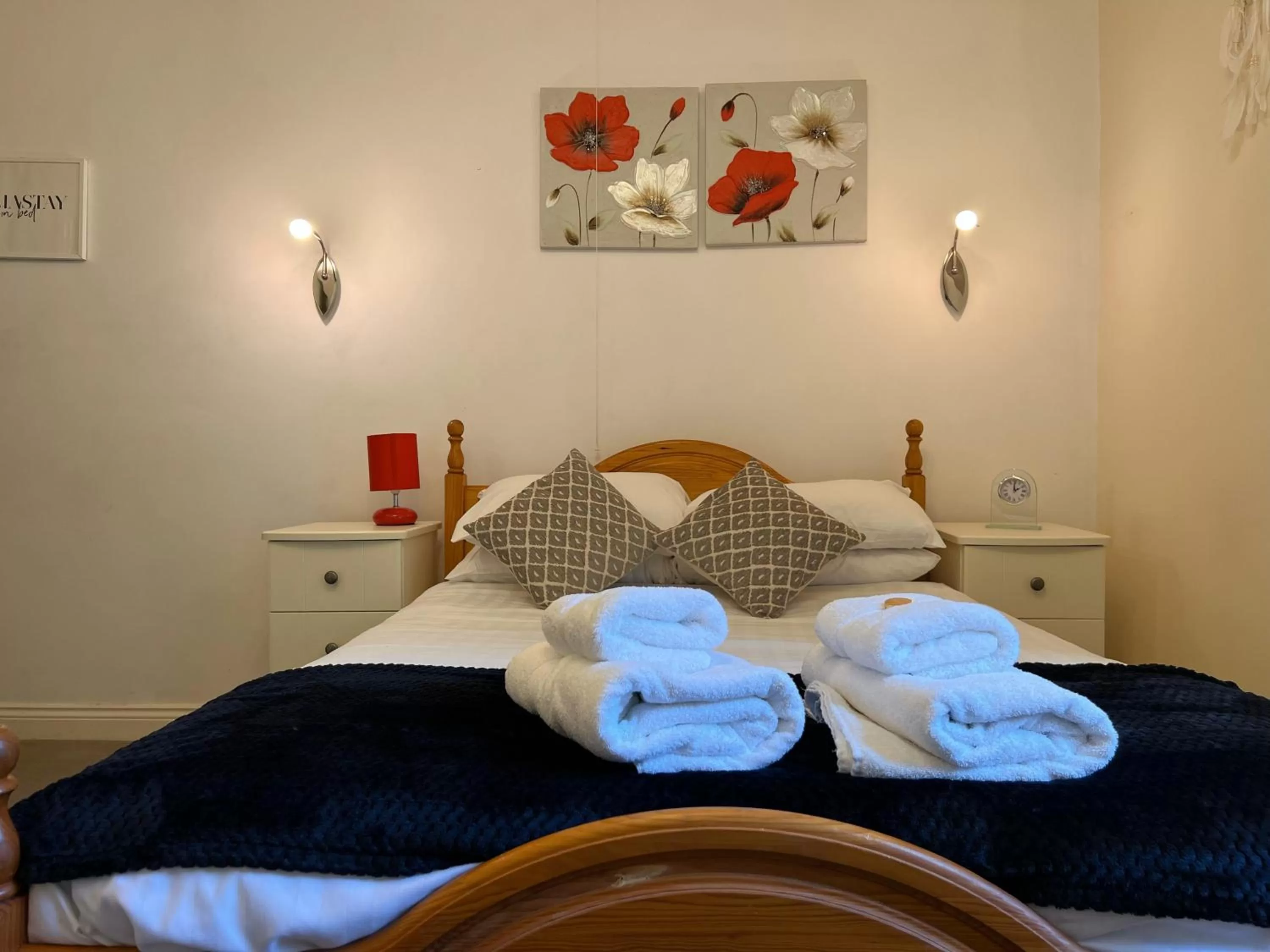 Photo of the whole room, Bed in Stone Lodge