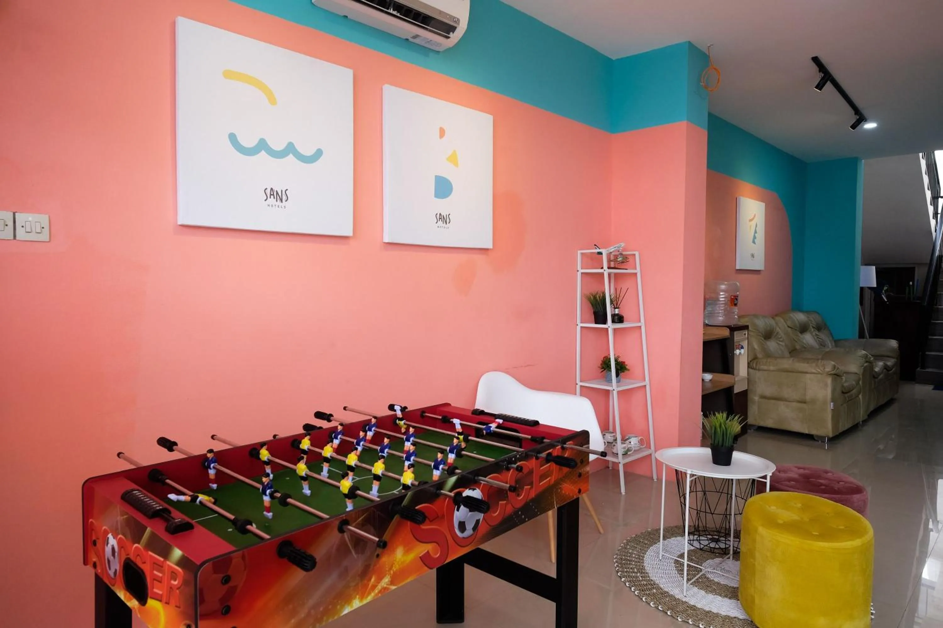 Living room in Sans Hotel Tiga Putri Semarang by RedDoorz